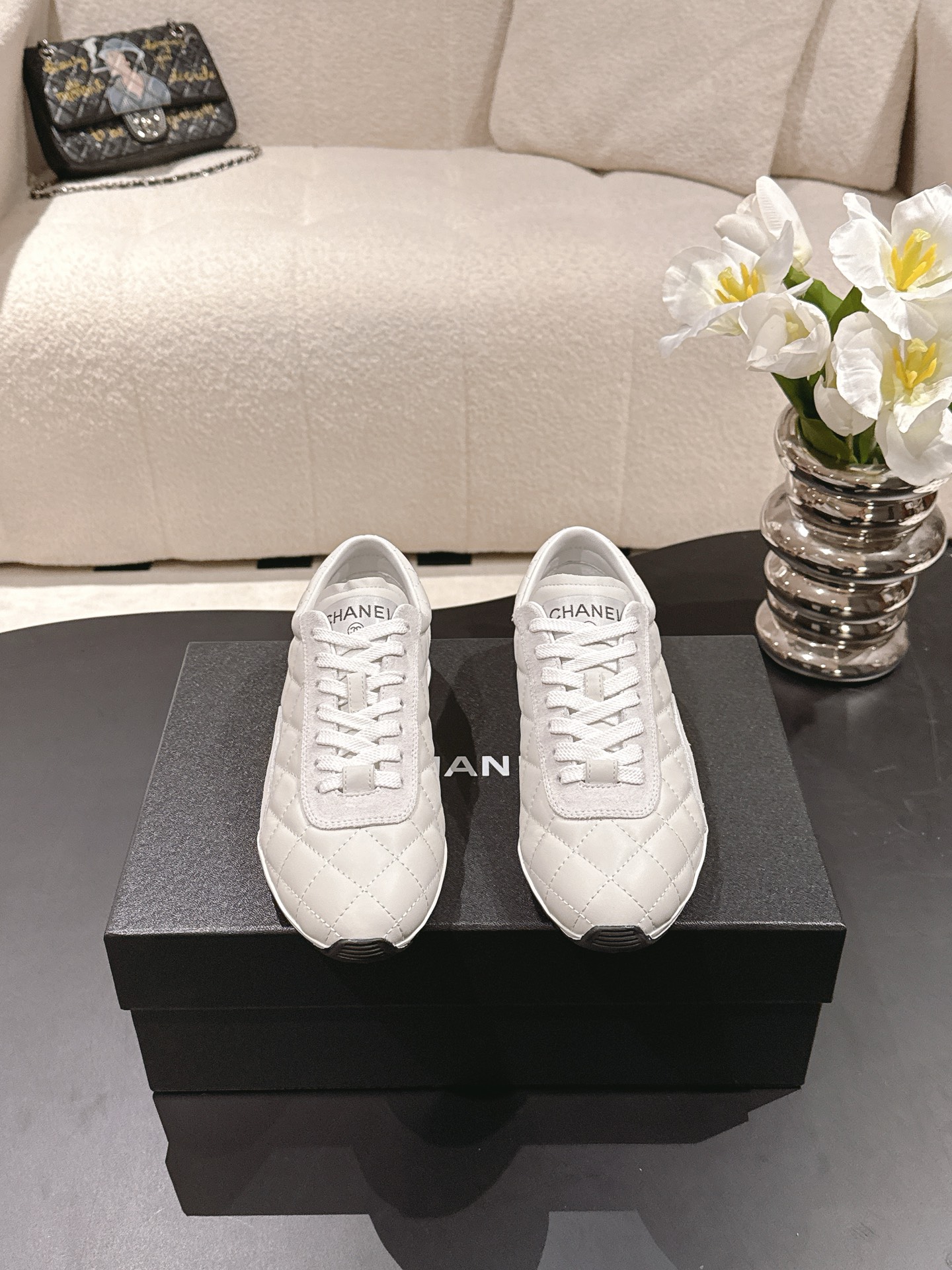 NO:615965,-[*] -[Cloth] [Leather] -[-] Customized and non-returnable - Top quality Chanel Chanel 2025C 26C new rhombus sports shoes. Ultra-light and comfortable casual shoes. Black and white cowhide. Versatile white shoes. You can't go wrong with the style. Contrast color matching of cow suede down cloth. Fresh and full of vitality. The embossed logo on the side is very delicate on the foot. Original customized material for the upper. Original outsole.  Upper cow suede down cloth/black and white full cowhide, lining sheepskin, molded TPU outsole Size: 35-40, casual shoes/sports shoes, chanel, chanel, sneakers, down jacket, cowhide, sheepskin19860909-【*】 -【布面】【皮面】 -【-】定制不退换 ——顶级货 Chanel 香奈儿2025C 26C新款菱格运动鞋 超轻便舒适的一款休闲鞋 黑色白色牛皮款 百搭小白鞋 款式搭配不会出错 牛反绒羽绒布撞色搭配 清新且活力满满 侧面压印logo 上脚很秀气 鞋面原版定制材料 原版大底 鞋面牛反绒羽绒布/黑色白色全牛皮 内里羊皮 鞋底开模TPU大底 Size: 35-40,休闲鞋/运动鞋,chanel,chanel,sneakers,down jacket,cowhide,sheepskin,Women's Shoes