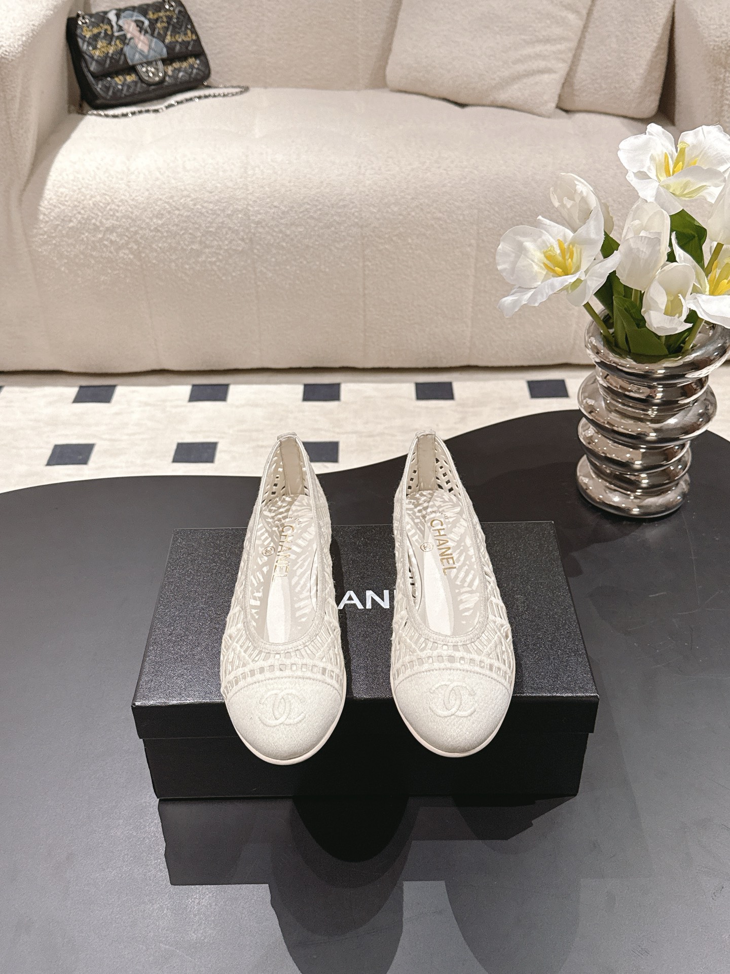 NO:628869,-[*] -[] -[-] Customization is non-returnable. Purchasing level, welcome to compare. Xiaoxiang Chanel 26C spring and summer new product. Woven hollow raffia flat shoes. Xiaoxiang C home. New product popular woven shoes. A pair of raffia electric embroidered ballet shoes that you can wear with your eyes closed. Out of stock as soon as it is launched. The shoe shape is simple, classic and practical. Various styles and combinations can be the finishing touch. The moment they see the real thing, babies will know how excellent it is.  Classic style for thousands of years, small flat shoes that are popular every year. Stars and Internet celebrities can be seen wearing street photos everywhere. Simple color matching, delicate round toe, absolutely versatile. The upper is customized with raffia fiber weaving. Sheepskin for the feet. The sole is Italian A-grade dyed leather outsole.  Size 35-39 (34.40.41.42 customized, non-refundable), ballet shoes, chanel, chanel, espadrilles, sheepskin, Leather soles19860909-【*】 -【】 -【-】  定制不退换 代购级别,欢迎货比三家 小香Chanel 26C春夏新品 编织镂空拉菲草平底单鞋 小香C家 新品人气王编织鞋 一双闭眼入的拉菲草编电绣芭蕾舞鞋 上市就断货 鞋型简单经典实穿 各种风格搭配都能起到点睛之笔 看到实物的那一刻 宝宝们就知道它有多优秀了 万年经典款,年年都火爆的平底小单鞋 明星网红上脚街拍随处可见,简约的拼色搭配,秀气的小圆头,绝对的百搭利器 鞋面定制酒椰纤维编织 垫脚羊皮 鞋底意大利A级透染真皮大底 码数35-39（34.40.41.42定做不退换）,芭蕾舞鞋,chanel,chanel,espadrilles,sheepskin,Leather soles,Women's Shoes
