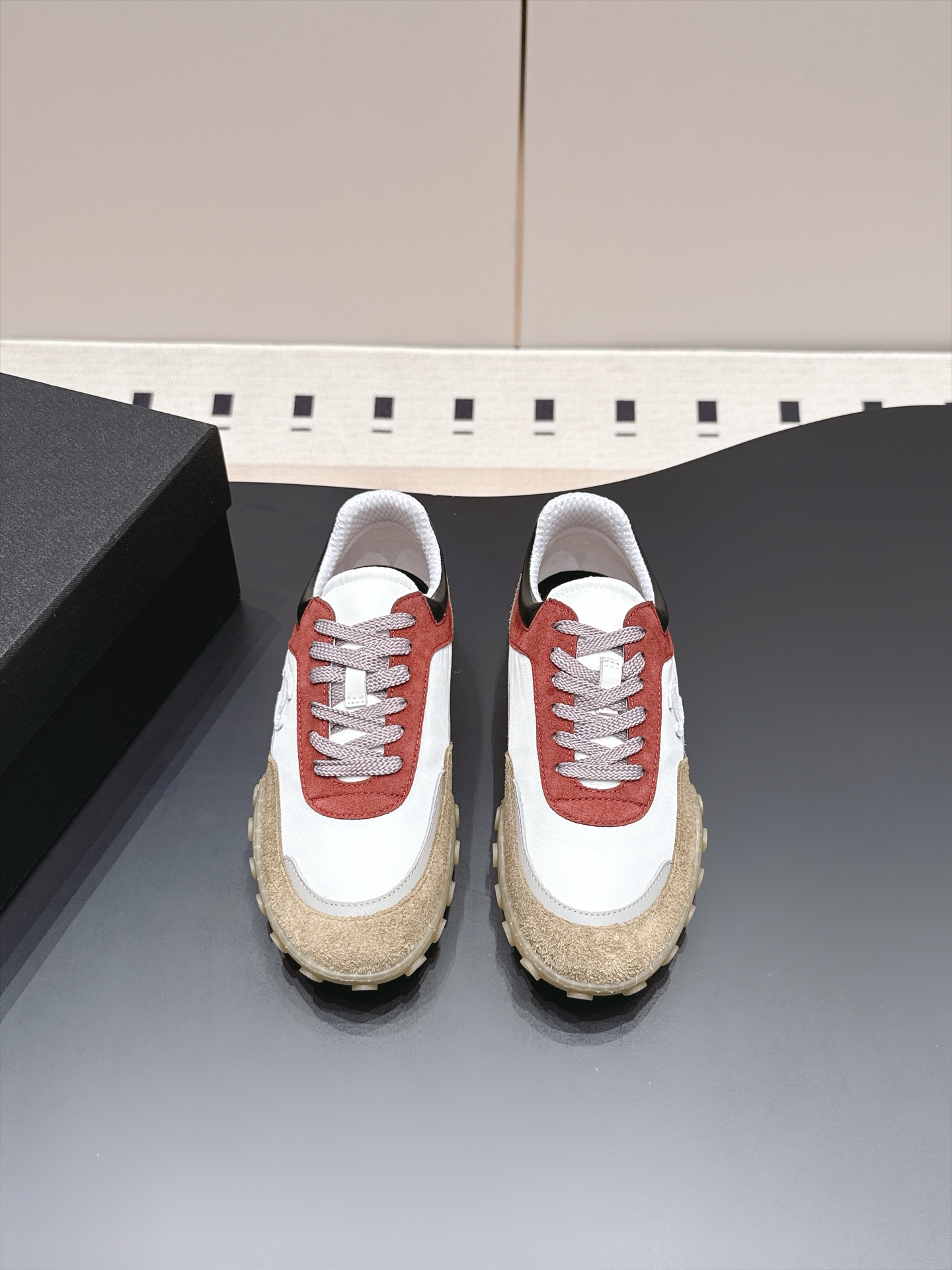 NO:957357,[*][35-41] (41 customized items are non-refundable) Chanel 26B early autumn new style Doudou shoes, sports shoes, Forrest Gump shoes, moral training shoes, the upper feet are directly enshrined in the gods, the real thing is much more stunning than the picture!  The fit is super flattering and makes your feet slimmer. It looks so handsome when you wear it, and it makes your aura full~ The soft elastic soles are non-slip and comfortable, so you won’t feel tired after wearing them for a long time, and you won’t feel stressed when you go shopping. The four high-end and durable colors are perfect for daily casual and travel wear. They look great with jeans, casual pants, skirts, and sweatshirts. They are both good-looking and comfortable. You won’t want to take them off once you wear them, and you won’t step on any thunder when you close your eyes.  The versatile and versatile casual shoes that are a must-have for spring and summer!  Upper cowhide/cow suede/customized twill fabric, breathable mesh lining, original molded bean sole, casual shoes/sports shoes, chanel, sneakers, hoodie, sweatshirts, skirts, jeans, cowhide19860909【*】【35-41】（41定制不退换） Chanel 26B早秋新款 豆豆鞋 运动鞋 阿甘鞋 德训鞋 上脚直接封神,实物比图片惊艳太多！ 版型超正显脚瘦,穿起来帅炸了,气场直接拉满～ 软弹豆豆鞋底防滑又舒适,久穿不累、逛街暴走完全无压力. 四个高级耐看配色,日常休闲、出游穿搭都超合适, 配牛仔裤、休闲裤、半身裙、卫衣都超好看, 颜值与舒适度双双在线, 穿过一次就不想脱,闭眼入不踩雷, 春夏必备的百搭神仙休闲鞋！ 鞋面牛皮/牛反绒/定制斜纹布 内里透气网面 鞋底原版开模豆豆底,休闲鞋/运动鞋,chanel,sneakers,hoodie,sweatshirts,skirts,jeans,cowhide,Women's Shoes