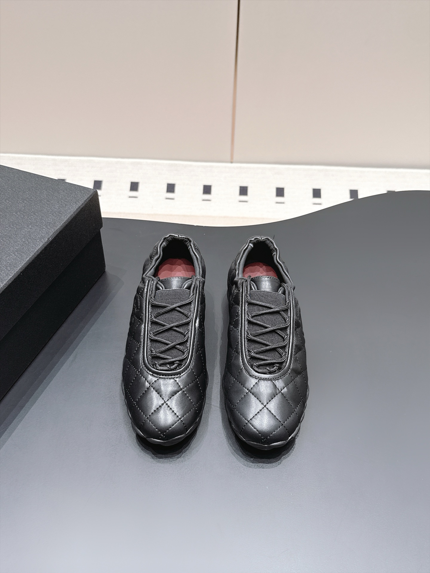 NO:957408,【*】【】【35-41】(41 customized items are non-returnable) Chanel 26B pilot series early autumn new style Doudou shoes sports shoes Forrest Gump shoes Moral training shoes directly enshrine the gods on the feet, the real thing is much more stunning than the picture!  The fit is super flattering and makes your feet look slimmer. It looks so handsome when you wear it, and it makes your aura full~ The soft elastic soles are non-slip and comfortable, so you won’t feel tired after wearing them for a long time, and there is no pressure at all when you go shopping. The three-dimensional rhombus electric embroidered black and white high-end eye-catching color scheme is very suitable for daily casual and travel wear. It looks great with jeans, casual pants, skirts and sweatshirts. It has both good looks and comfort. The super soft sheepskin is comfortable and breathable.  Once you wear it once, you won’t want to take it off. You won’t step on thunder when you close your eyes. These versatile and fairy casual shoes are a must-have for spring and summer!  Upper sheepskin, inner sheepskin, sole TPU, casual shoes/sports shoes, chanel, sneakers, hoodie, sweatshirts, skirts, jeans, sheepskin19860909【*】【】【35-41】（41定制不退换） Chanel 26B前导系列 早秋新款 豆豆鞋 运动鞋 阿甘鞋 德训鞋 上脚直接封神,实物比图片惊艳太多！ 版型超正显脚瘦,穿起来帅炸了,气场直接拉满～ 软弹鞋底防滑又舒适,久穿不累、逛街暴走完全无压力. 立体菱格电绣黑白高级耐看配色 日常休闲、出游穿搭都超合适, 配牛仔裤、休闲裤、半身裙、卫衣都超好看, 颜值与舒适度双双在线, 超级柔软的羊皮 舒适透气 穿过一次就不想脱,闭眼入不踩雷, 春夏必备的百搭神仙休闲鞋！ 鞋面羊皮 内里羊皮 鞋底TPU,休闲鞋/运动鞋,chanel,sneakers,hoodie,sweatshirts,skirts,jeans,sheepskin,Women's Shoes
