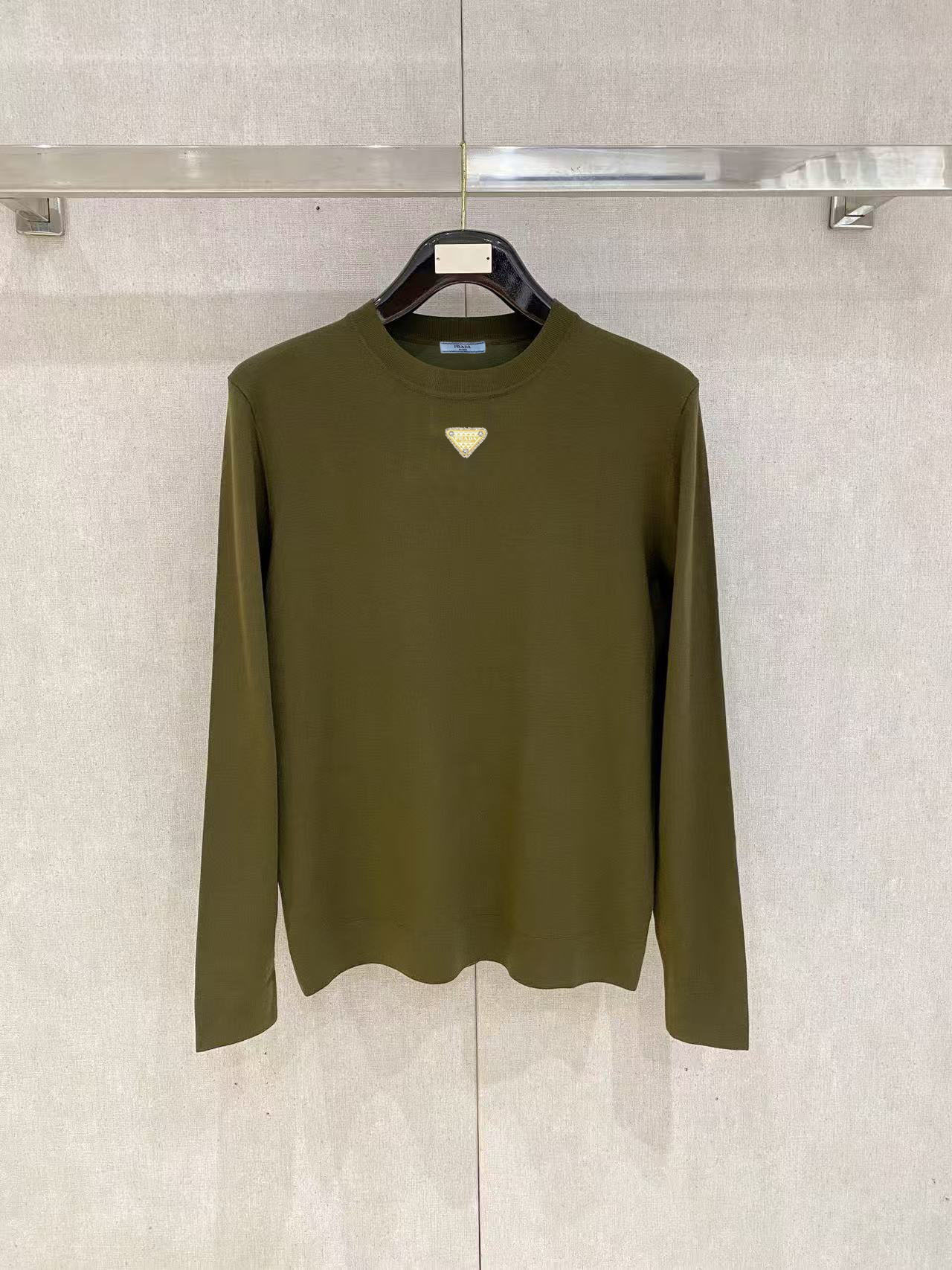 NO:502180,[Imported Laiser wool knitted] [No pilling and no wire hooking] Prada's latest autumn and winter series, 1:1 top replica of the counter, full quality!  A must-have item for trendy people!  The old man who knows the goods quickly starts with size M~XXL, prada, alexander wang19860909【进口莱赛尔羊毛针织】【不起球 不勾丝】 普拉达2025秋冬最新系列,专柜1:1顶级复刻,全品相！潮人必备单品！懂货的老铁赶紧下手 尺码M~XXL,,prada,alexander wang,Men's clothing