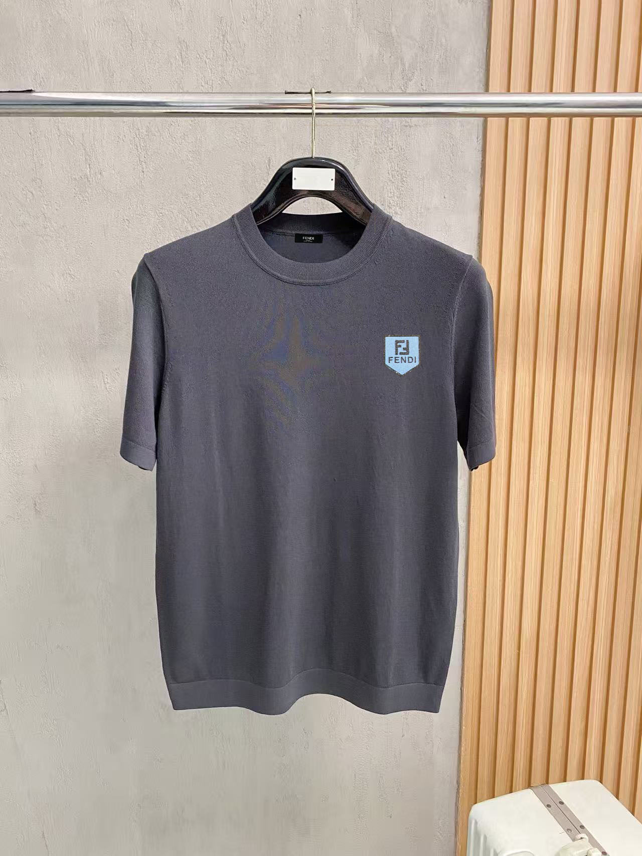 NO:503704,[Imported Laiser Wool Knitted] [No pilling, no silk hooking] Fendi's latest autumn and winter series, 1:1 top replica of the counter, full quality!  A must-have item for trendy people!  The old man who knows the goods quickly starts with size M~XXL, fendi, alexander wang19860909【进口莱赛尔羊毛针织】【不起球 不勾丝】 芬迪2025秋冬最新系列,专柜1:1顶级复刻,全品相！潮人必备单品！懂货的老铁赶紧下手 尺码M~XXL,,fendi,alexander wang,Men's clothing