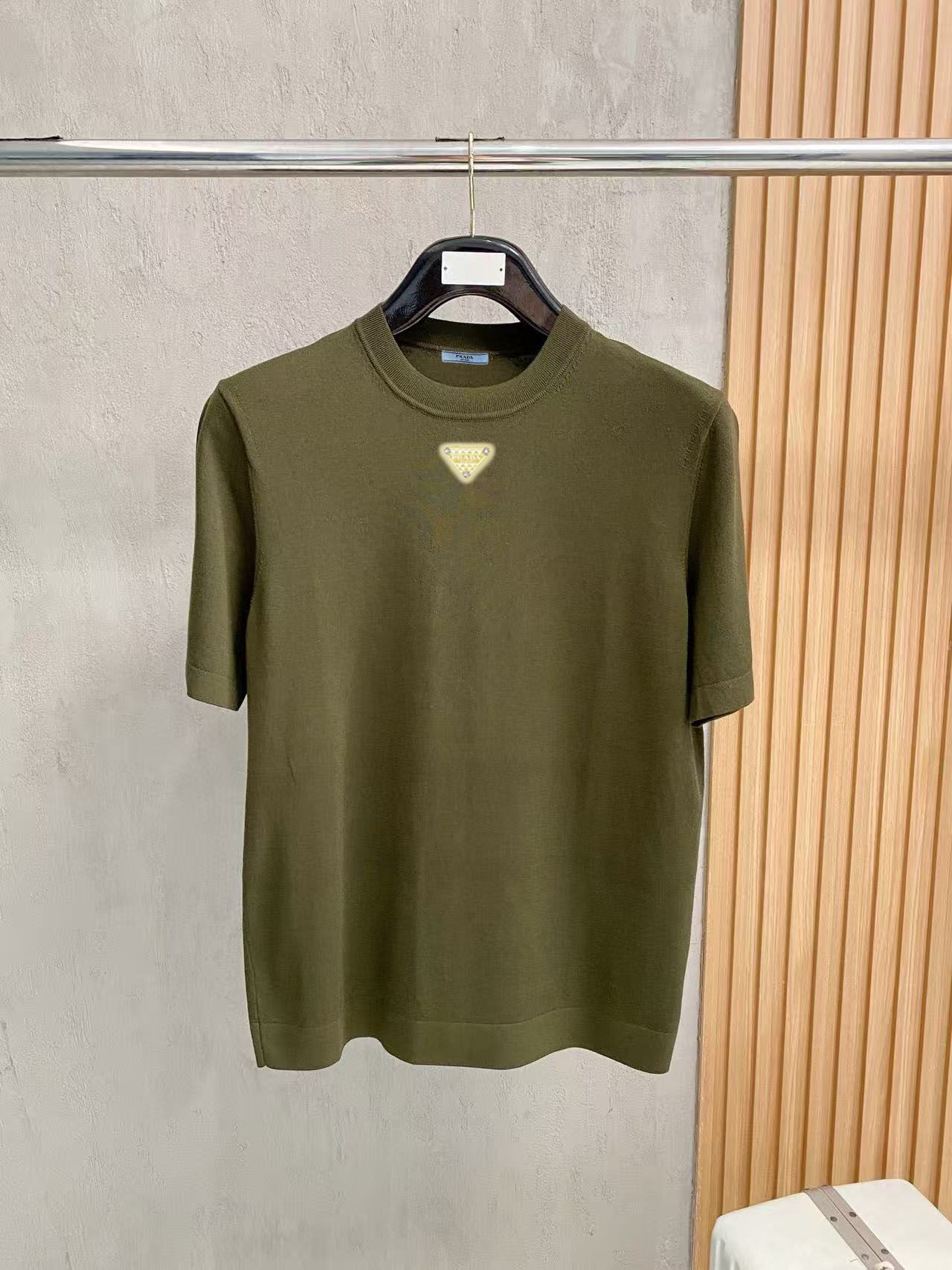 NO:503711,[Imported Laiser wool knitted] [No pilling and no wire hooking] Prada's latest autumn and winter series, 1:1 top replica of the counter, full quality!  A must-have item for trendy people!  The old man who knows the goods quickly starts with size M~XXL, prada, alexander wang19860909【进口莱赛尔羊毛针织】【不起球 不勾丝】 普拉达2025秋冬最新系列,专柜1:1顶级复刻,全品相！潮人必备单品！懂货的老铁赶紧下手 尺码M~XXL,,prada,alexander wang,Men's clothing