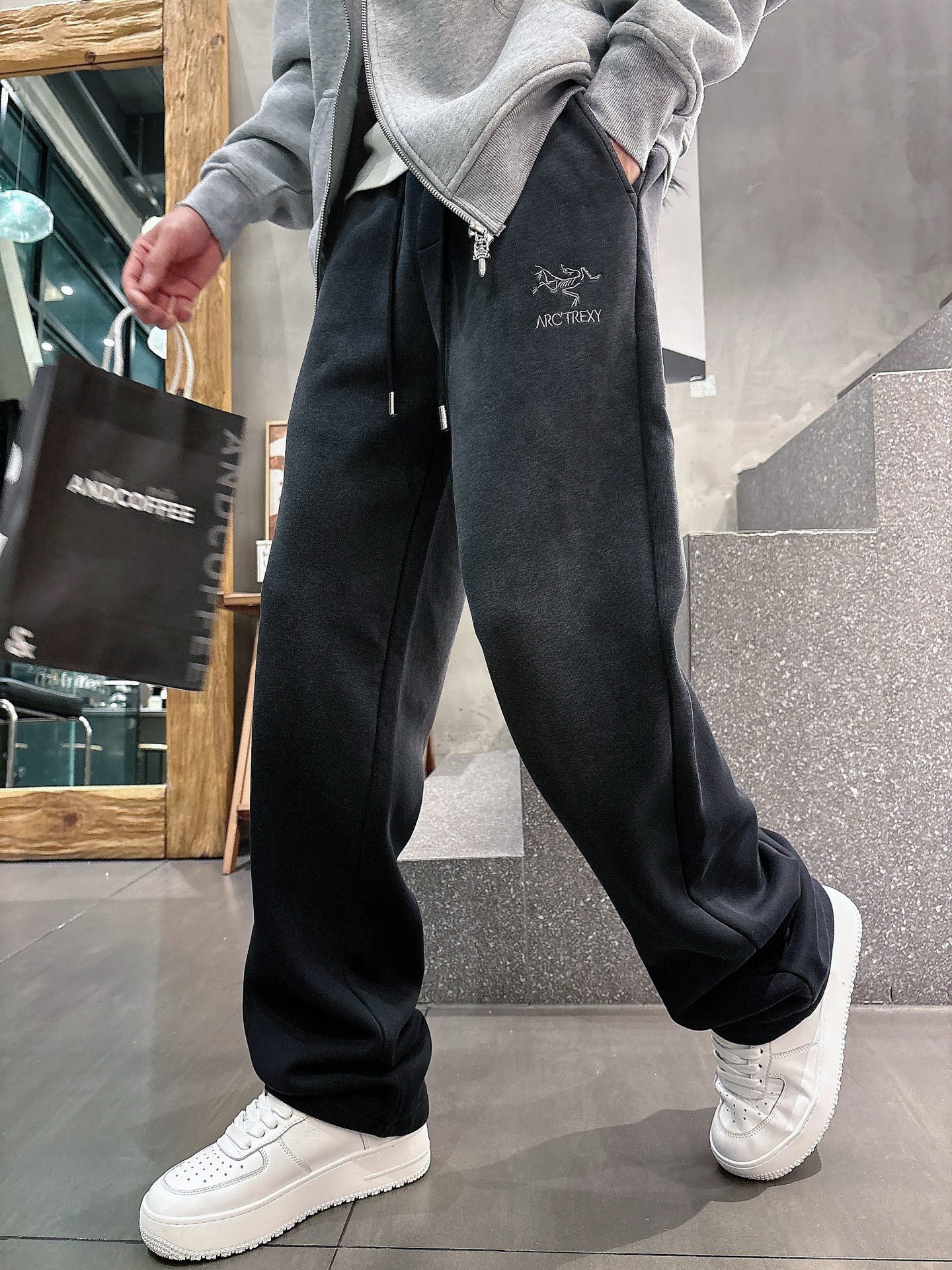 🌾 始祖鸟 🆕2025秋冬新款休闲裤！官网同步发售。品牌经典LOGO休闲裤 ，定制面料，舒适度极好，手触