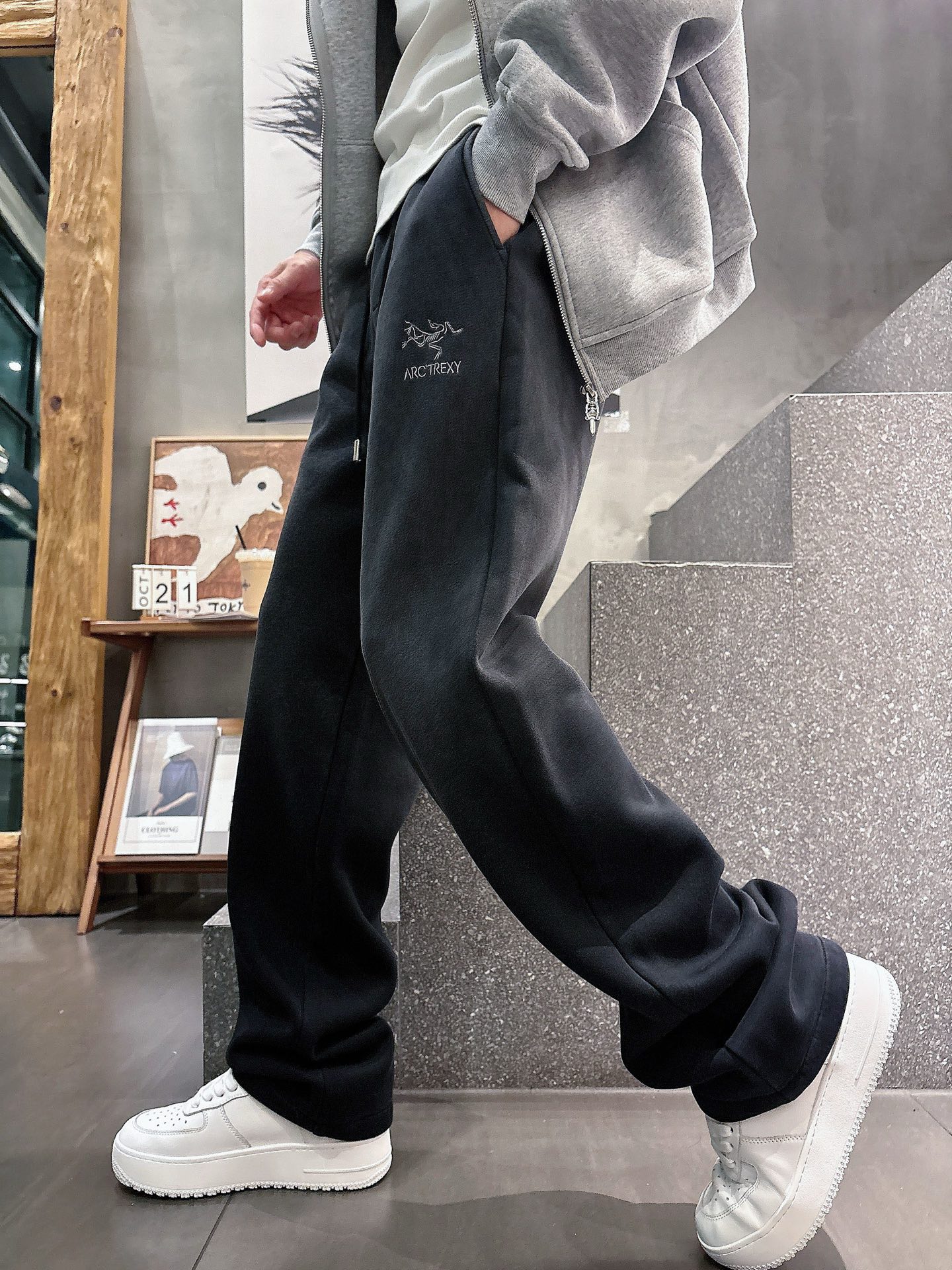 NO:612754,Arc'teryx 2025 new autumn and winter casual pants!  On sale simultaneously on the official website. Brand classic LOGO casual pants, customized fabrics, extremely comfortable, strong touch. Highly recognizable, perfect appearance and craftsmanship. Size M-3XL, arc'teryx, alexander wang19860909始祖鸟 2025秋冬新款休闲裤！官网同步发售.品牌经典LOGO休闲裤 ,定制面料,舒适度极好,手触感强烈.辨识度极高,完美品相工艺. 尺码M-3XL,arc'teryx,alexander wang,Men's clothing