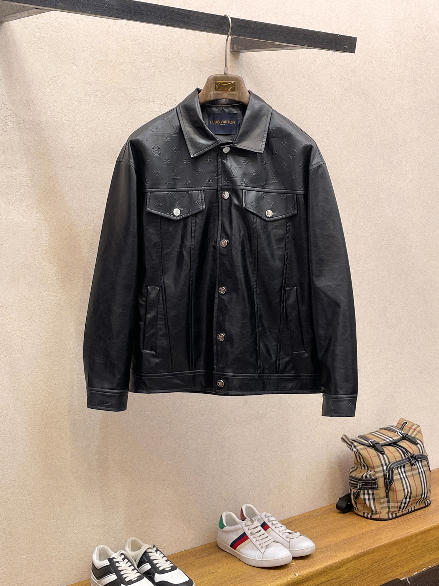 NO:746944,Same style as LV official website, complete with three labels, sold in advance. 2026 new spring men's jackets, complete with three labels, high-end version. Custom-made fabrics at the counter. Highly breathable and comfortable, impeccable details, brand element design concept, reflecting high quality. Delicate and soft feel. Casual tailoring, awesome upper body size. M～3XL, Louis Vuitton, jackets & coats, jackets & coats,19860909LV官网同款,三标齐全,提前发售 2026春季新款男士夹克外套,原单三标齐全高端版本 专柜定制面料 透气舒适度高,细节无可挑剔,品牌元素设计理念,体现高品质.手感细腻柔软 呈现休闲裁剪,上身版型超赞 码数M～3XL,,louis vuitton,jackets & coats,jackets & coats,,Men's clothing