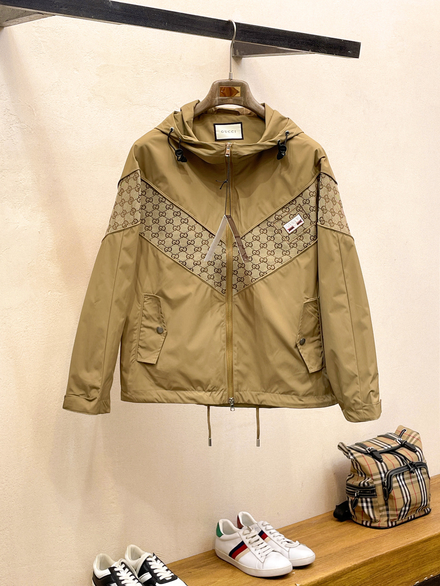 NO:746950,Same style as on Gucci official website, complete with three labels, sold in advance. 2026 spring new men's jacket, complete with three labels, high-end version. Custom-made fabrics at the counter. Highly breathable and comfortable, impeccable details, brand element design concept, reflecting high quality. Delicate and soft feel. Casual tailoring, awesome upper body size. M～3XL,,jackets & coats,jackets & coats,19860909古奇官网同款,三标齐全,提前发售 2026春季新款男士夹克外套,原单三标齐全高端版本 专柜定制面料 透气舒适度高,细节无可挑剔,品牌元素设计理念,体现高品质.手感细腻柔软 呈现休闲裁剪,上身版型超赞 码数M～3XL,,jackets & coats,jackets & coats,,Men's clothing