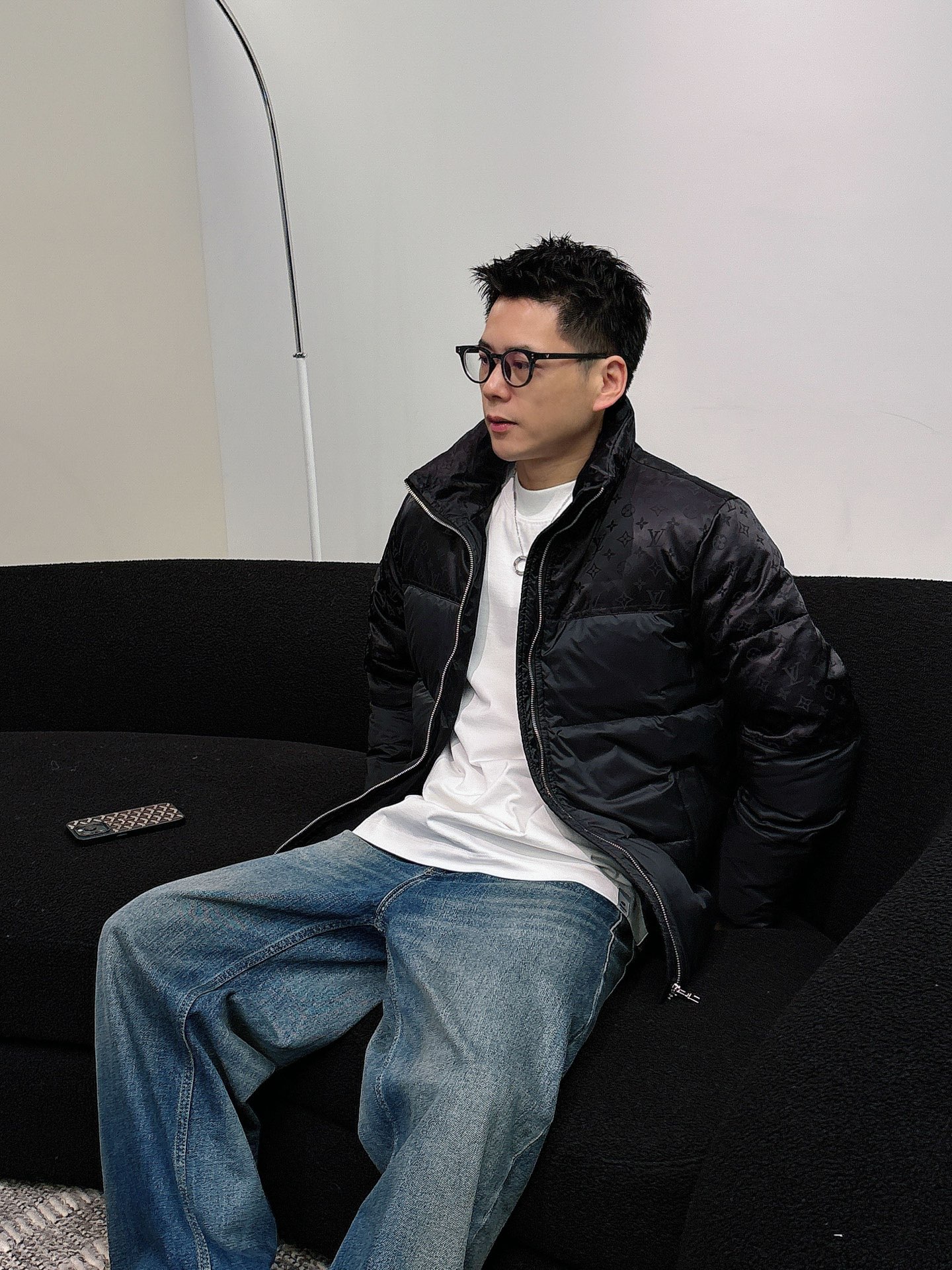 LV 官网款2025秋冬新款羽绒服。这款号称羽绒服届最高端的，全部90绒的三标齐全带着经典的Logo组合