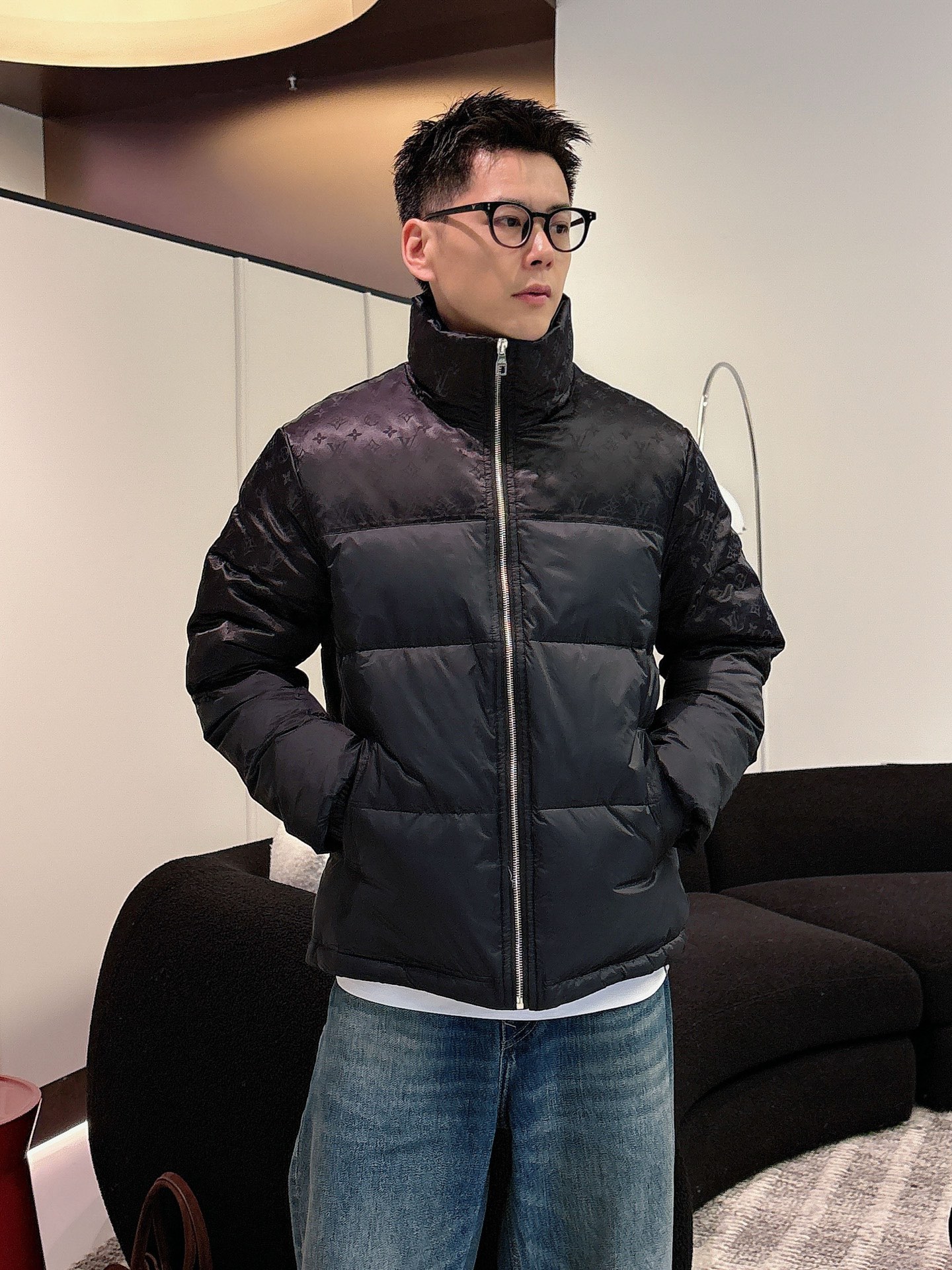 LV 官网款2025秋冬新款羽绒服。这款号称羽绒服届最高端的，全部90绒的三标齐全带着经典的Logo组合