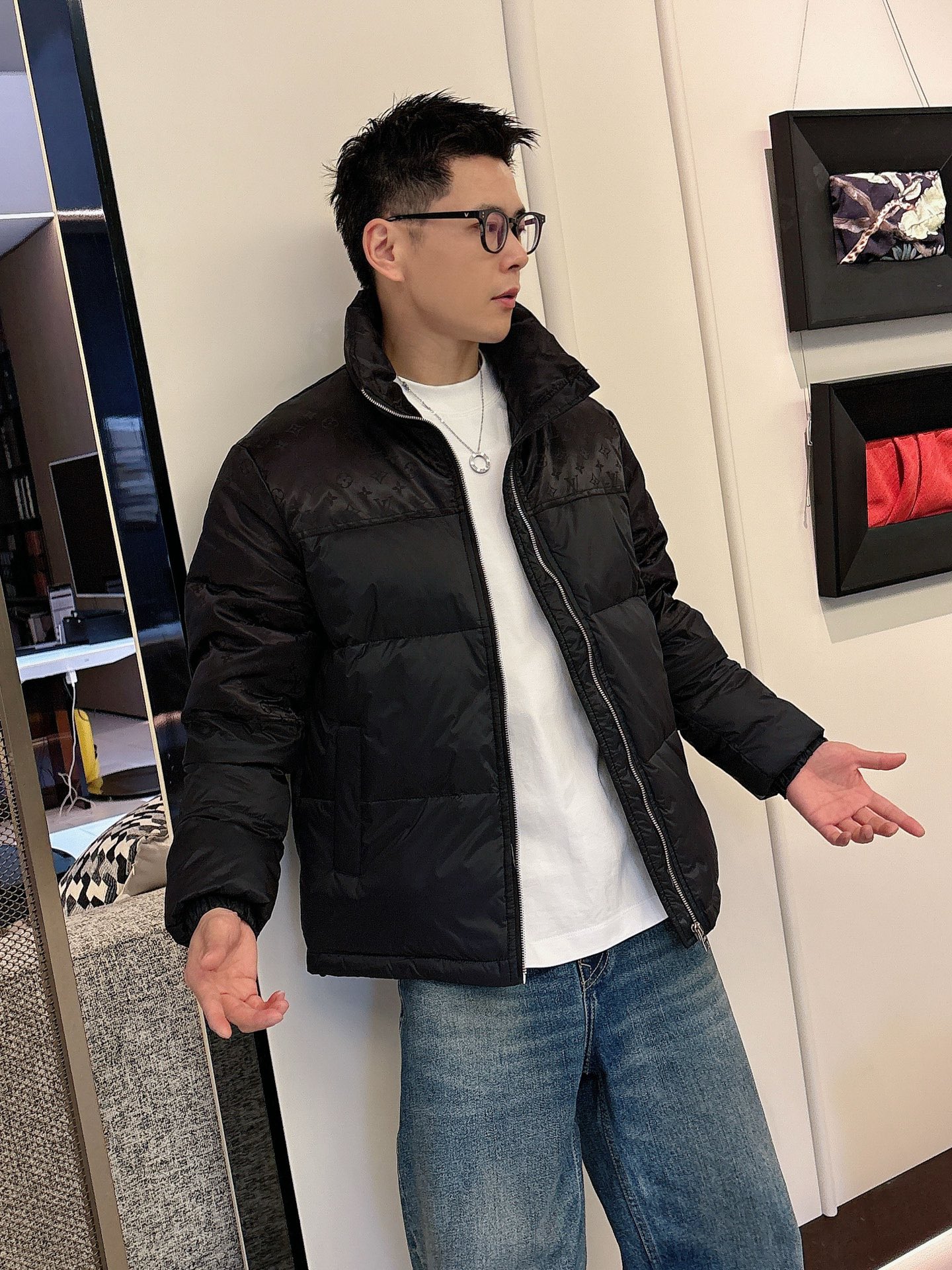 LV 官网款2025秋冬新款羽绒服。这款号称羽绒服届最高端的，全部90绒的三标齐全带着经典的Logo组合