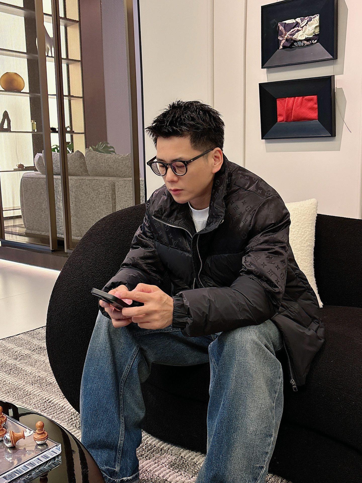 LV 官网款2025秋冬新款羽绒服。这款号称羽绒服届最高端的，全部90绒的三标齐全带着经典的Logo组合