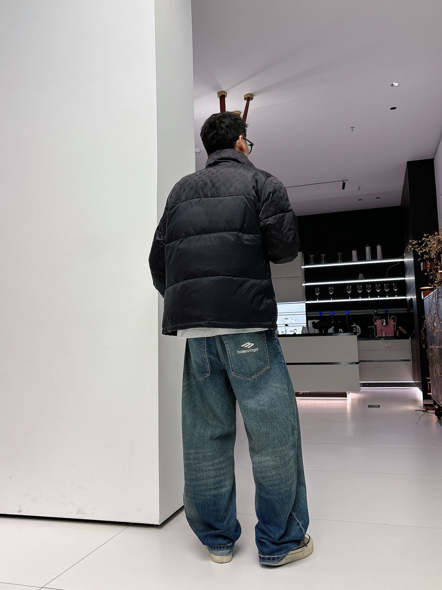 LV 官网款2025秋冬新款羽绒服。这款号称羽绒服届最高端的，全部90绒的三标齐全带着经典的Logo组合