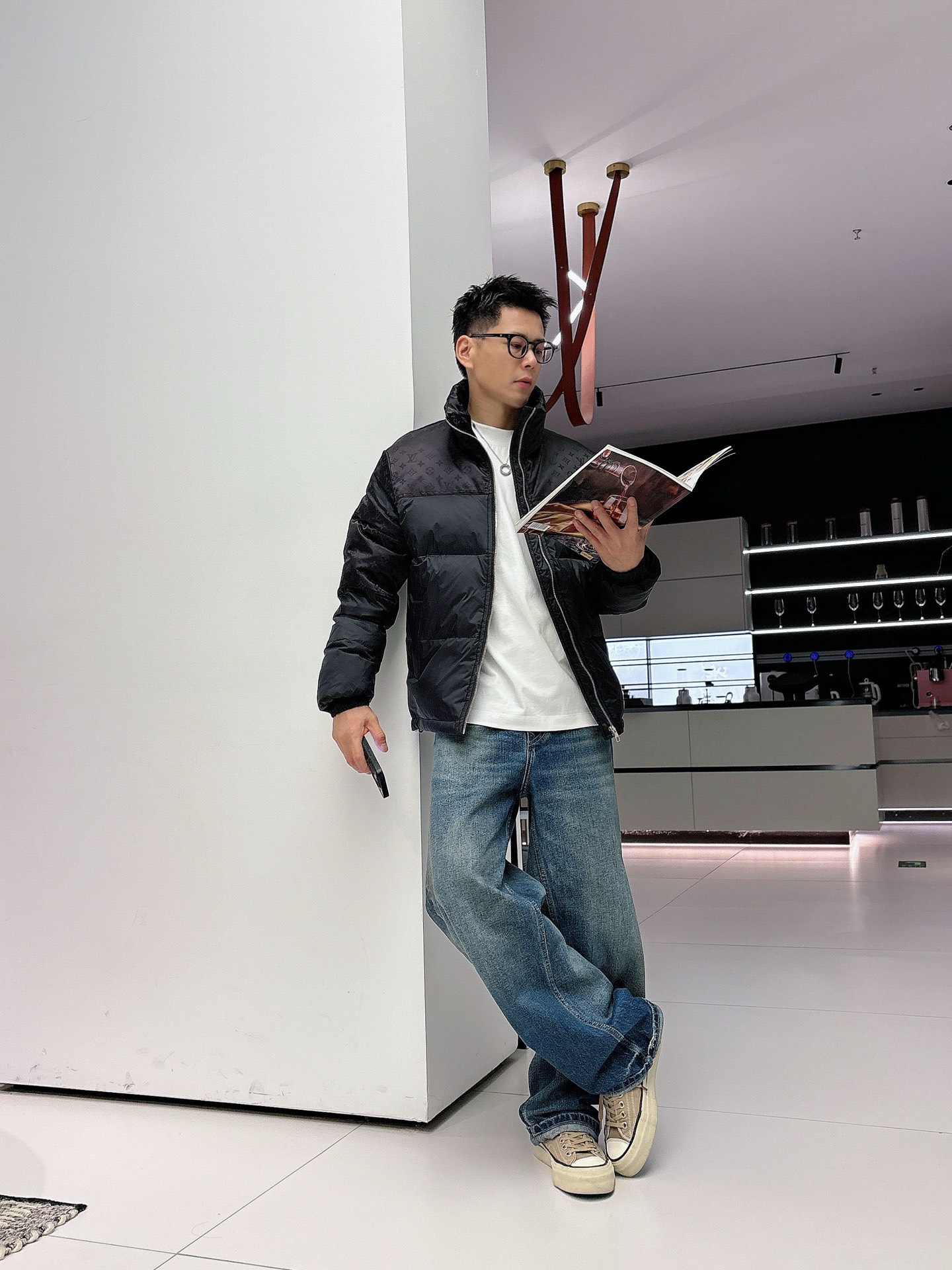 LV 官网款2025秋冬新款羽绒服。这款号称羽绒服届最高端的，全部90绒的三标齐全带着经典的Logo组合