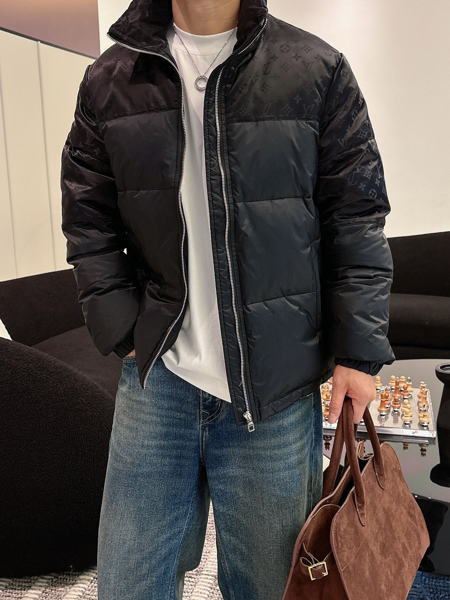 LV 官网款2025秋冬新款羽绒服。这款号称羽绒服届最高端的，全部90绒的三标齐全带着经典的Logo组合