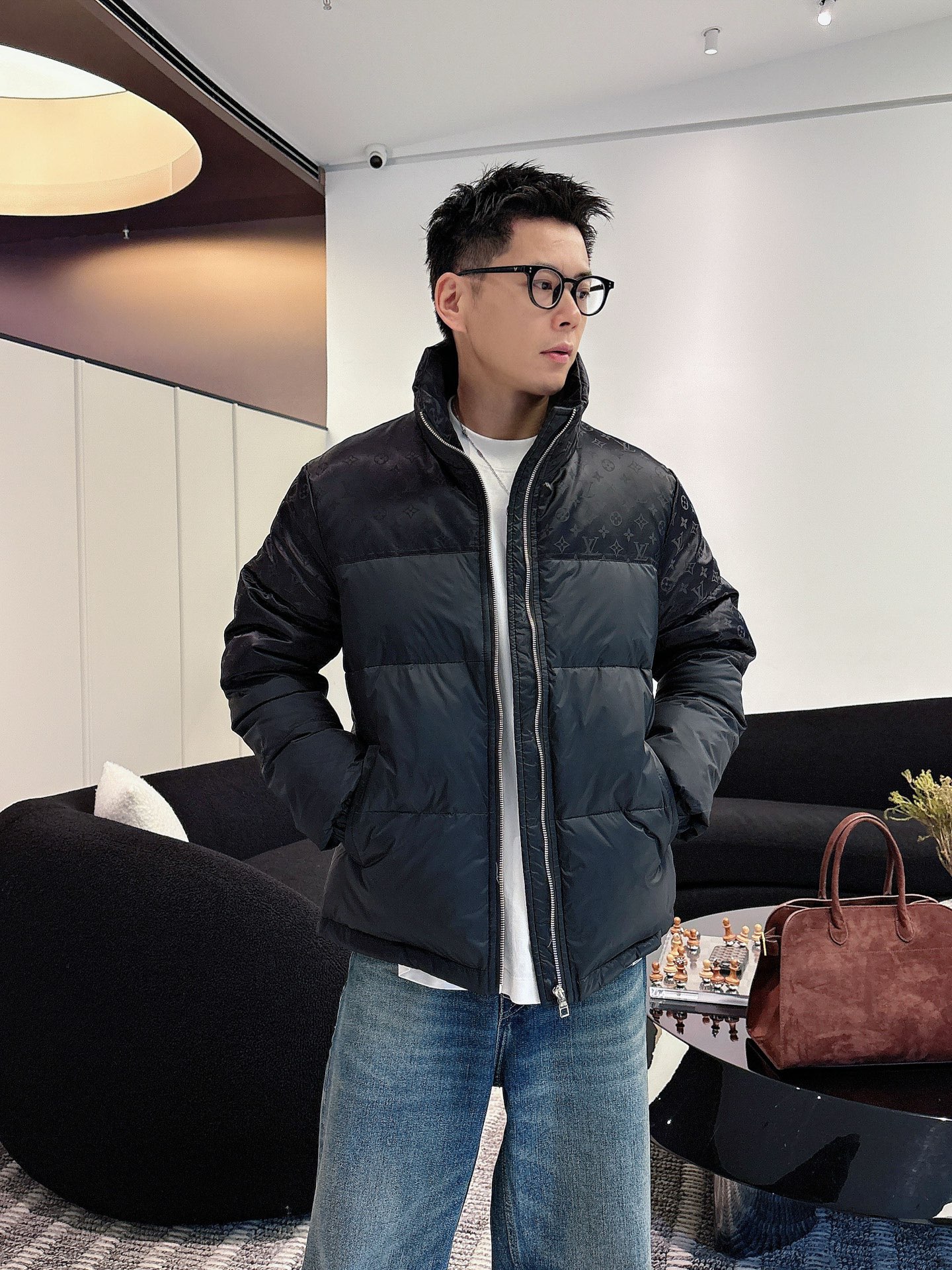 LV 官网款2025秋冬新款羽绒服。这款号称羽绒服届最高端的，全部90绒的三标齐全带着经典的Logo组合