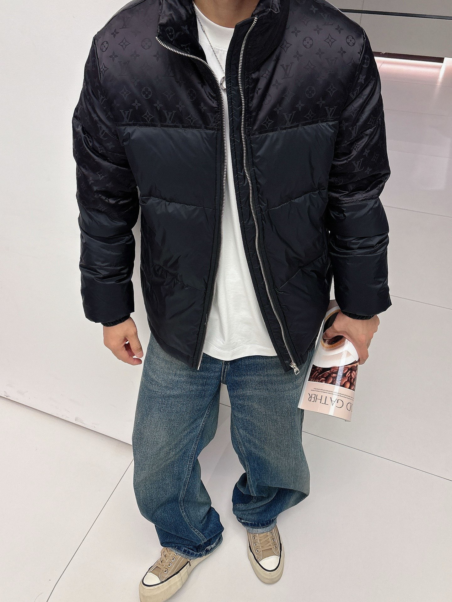 LV 官网款2025秋冬新款羽绒服。这款号称羽绒服届最高端的，全部90绒的三标齐全带着经典的Logo组合