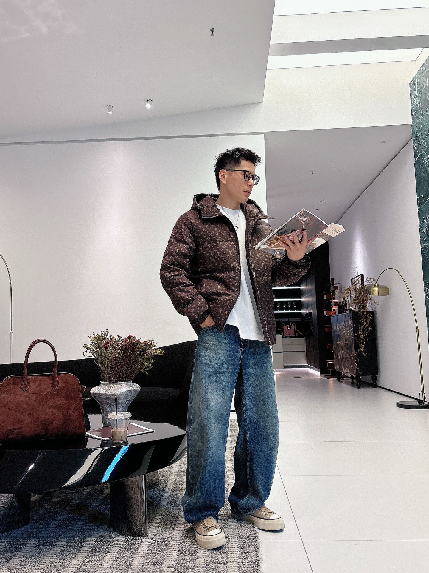 LV 官网款2025秋冬新款羽绒服。这款号称羽绒服届最高端的，全部90绒的三标齐全带着经典的Logo组合