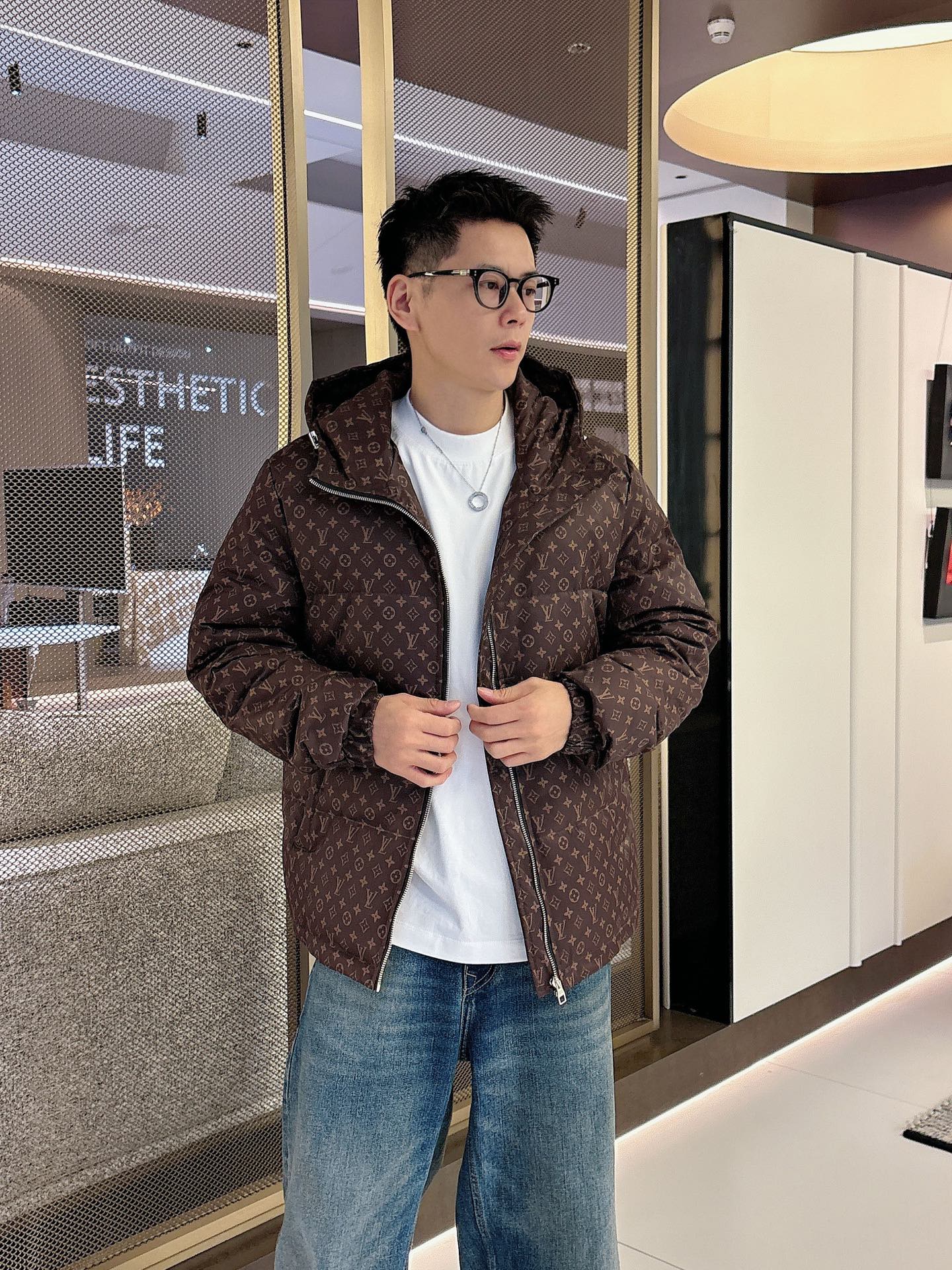LV 官网款2025秋冬新款羽绒服。这款号称羽绒服届最高端的，全部90绒的三标齐全带着经典的Logo组合