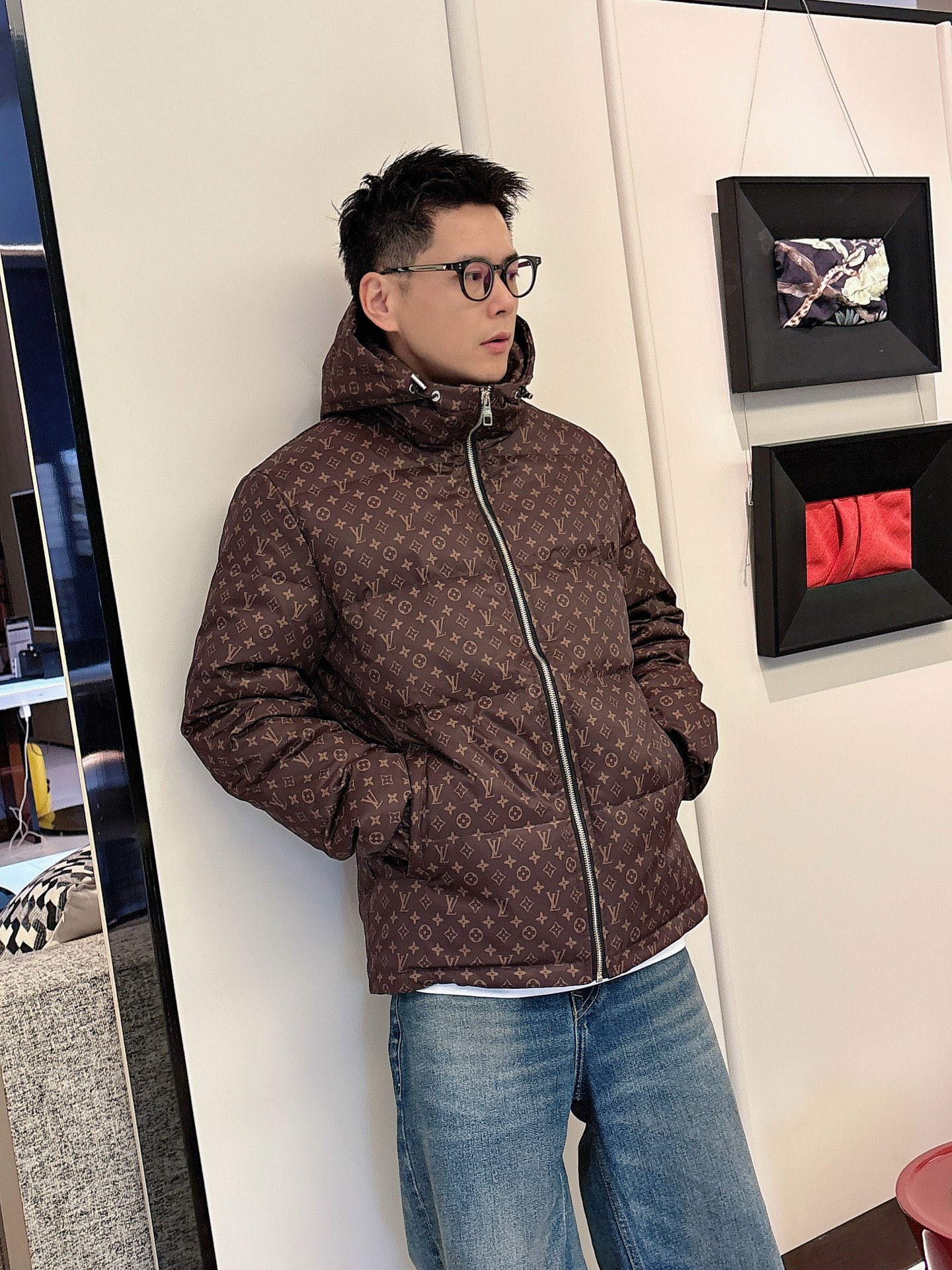 LV 官网款2025秋冬新款羽绒服。这款号称羽绒服届最高端的，全部90绒的三标齐全带着经典的Logo组合