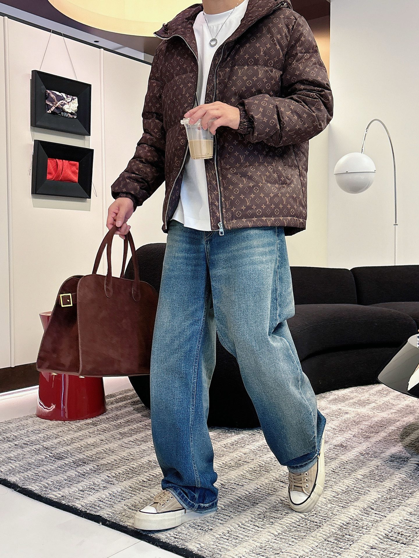 LV 官网款2025秋冬新款羽绒服。这款号称羽绒服届最高端的，全部90绒的三标齐全带着经典的Logo组合