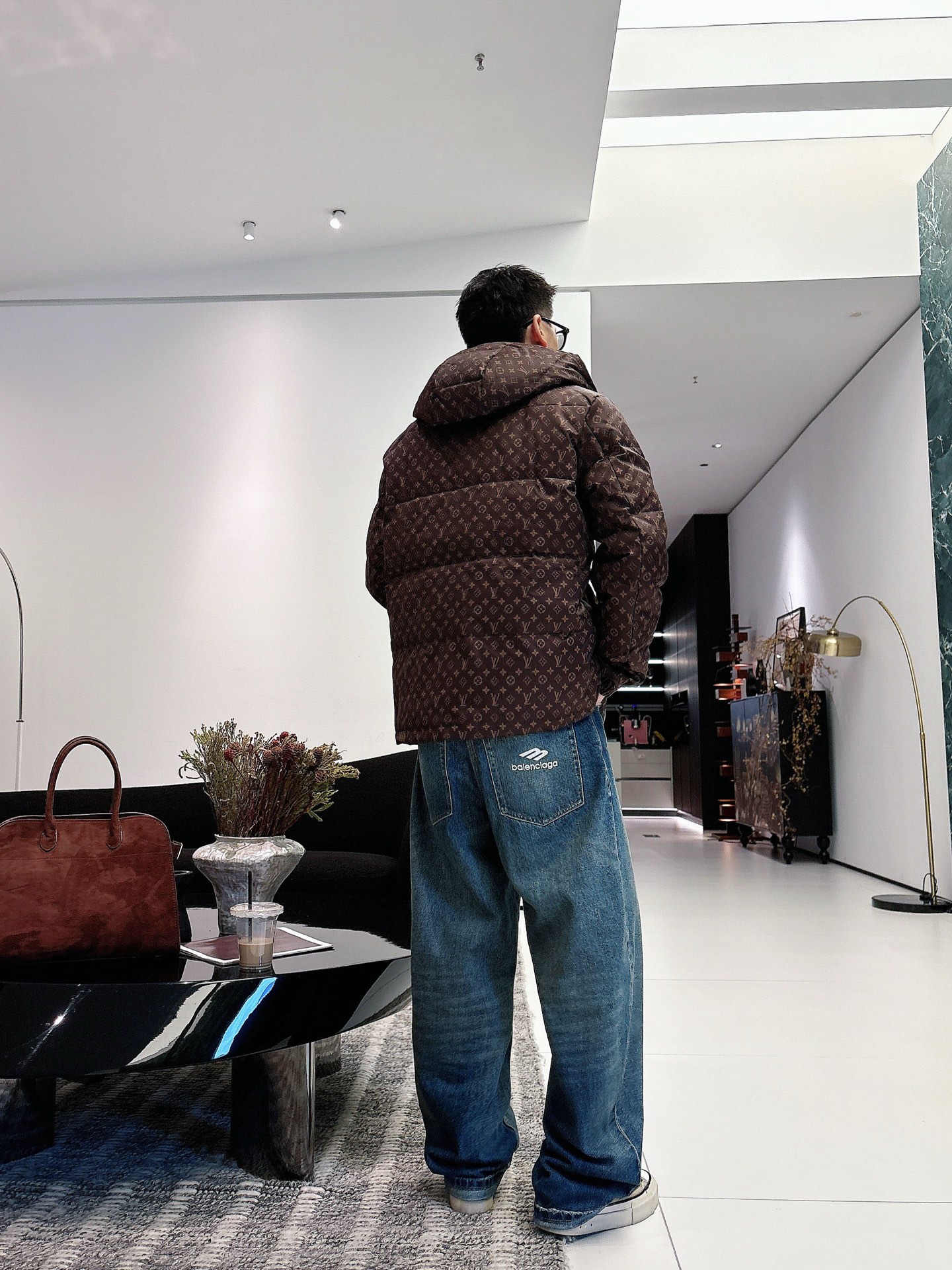 LV 官网款2025秋冬新款羽绒服。这款号称羽绒服届最高端的，全部90绒的三标齐全带着经典的Logo组合