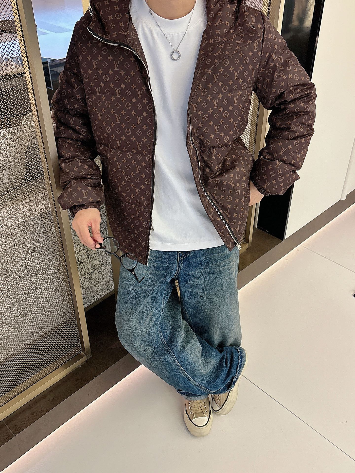 LV 官网款2025秋冬新款羽绒服。这款号称羽绒服届最高端的，全部90绒的三标齐全带着经典的Logo组合