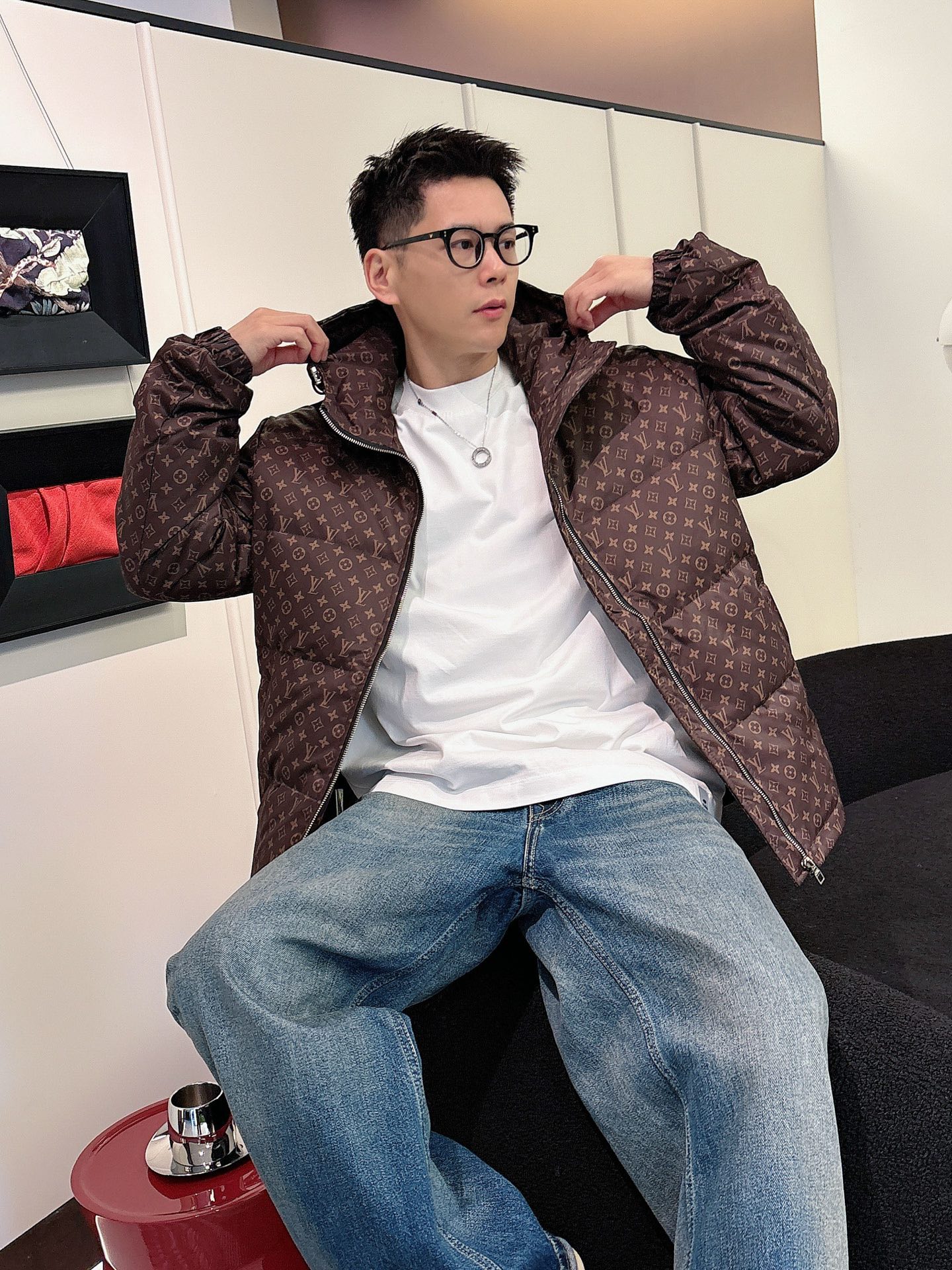 LV 官网款2025秋冬新款羽绒服。这款号称羽绒服届最高端的，全部90绒的三标齐全带着经典的Logo组合