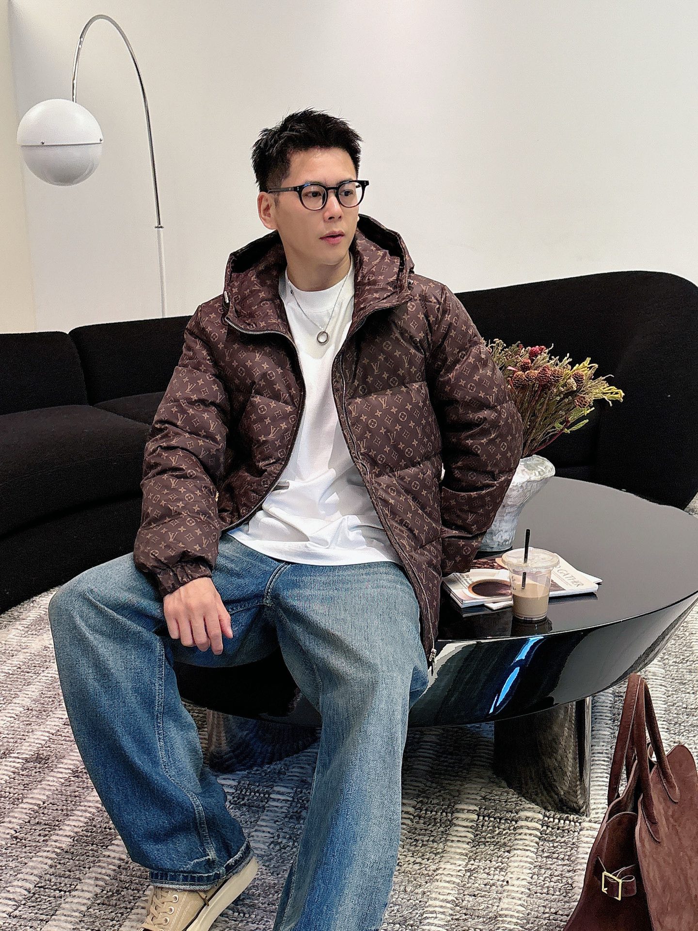 LV 官网款2025秋冬新款羽绒服。这款号称羽绒服届最高端的，全部90绒的三标齐全带着经典的Logo组合