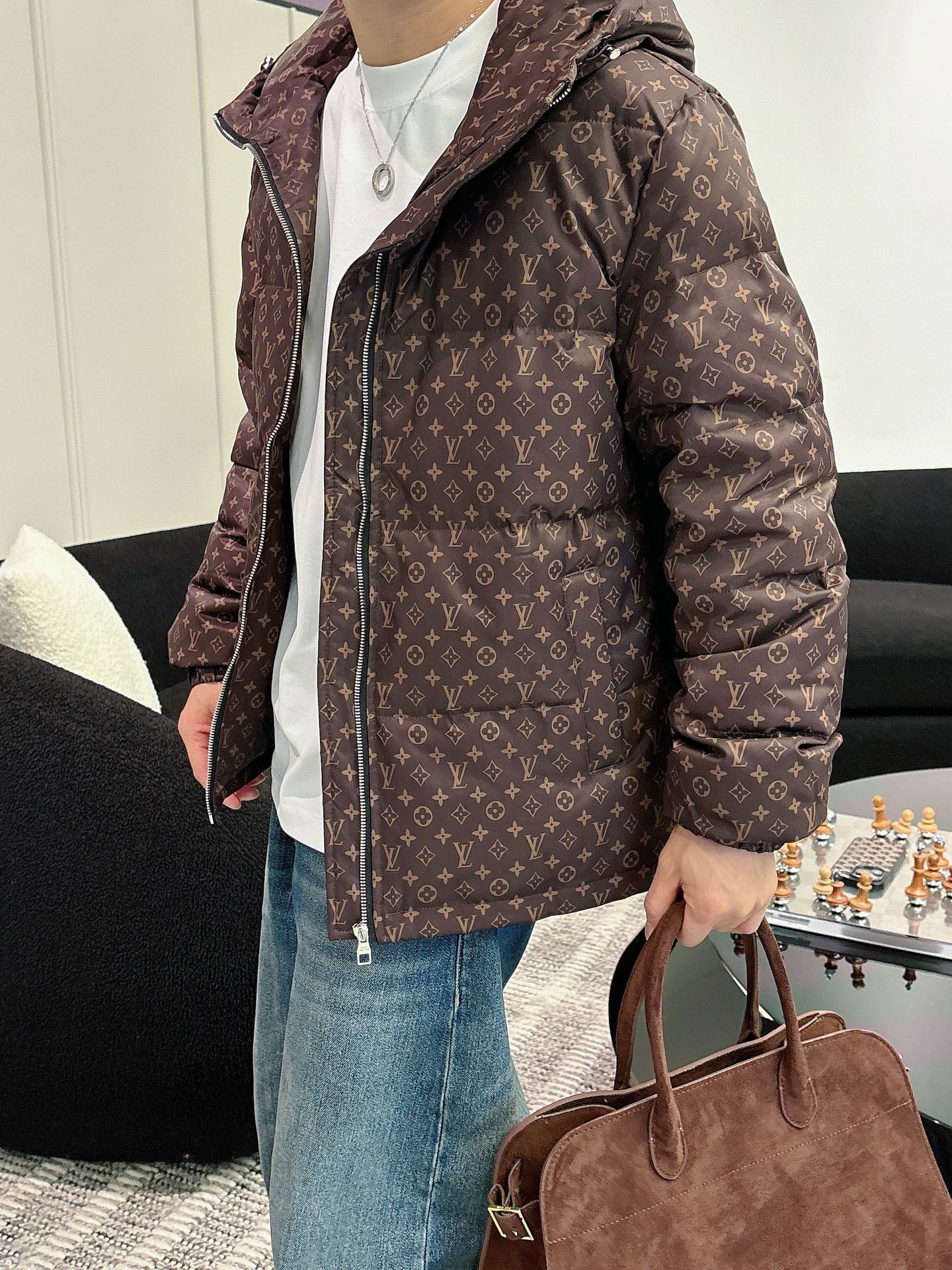 LV 官网款2025秋冬新款羽绒服。这款号称羽绒服届最高端的，全部90绒的三标齐全带着经典的Logo组合