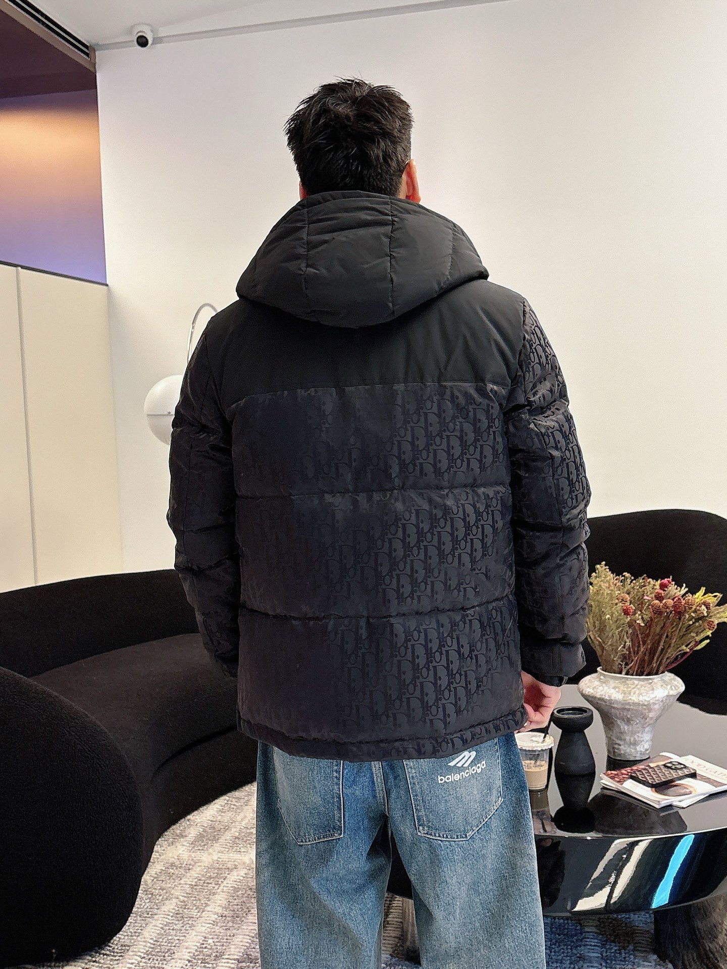 迪奥 官网款2025秋冬新款羽绒服。这款号称羽绒服届最高端的，全部90绒的三标齐全带着经典的Logo组合