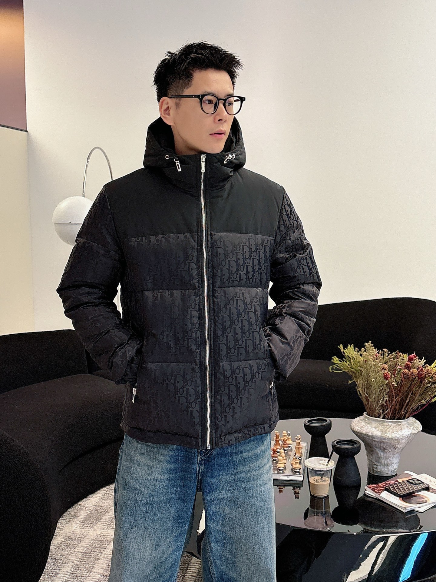 迪奥 官网款2025秋冬新款羽绒服。这款号称羽绒服届最高端的，全部90绒的三标齐全带着经典的Logo组合