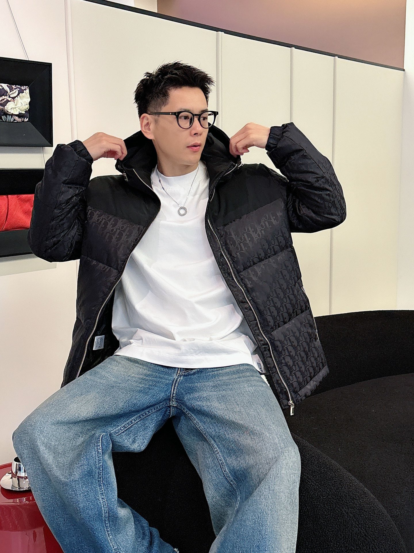 迪奥 官网款2025秋冬新款羽绒服。这款号称羽绒服届最高端的，全部90绒的三标齐全带着经典的Logo组合