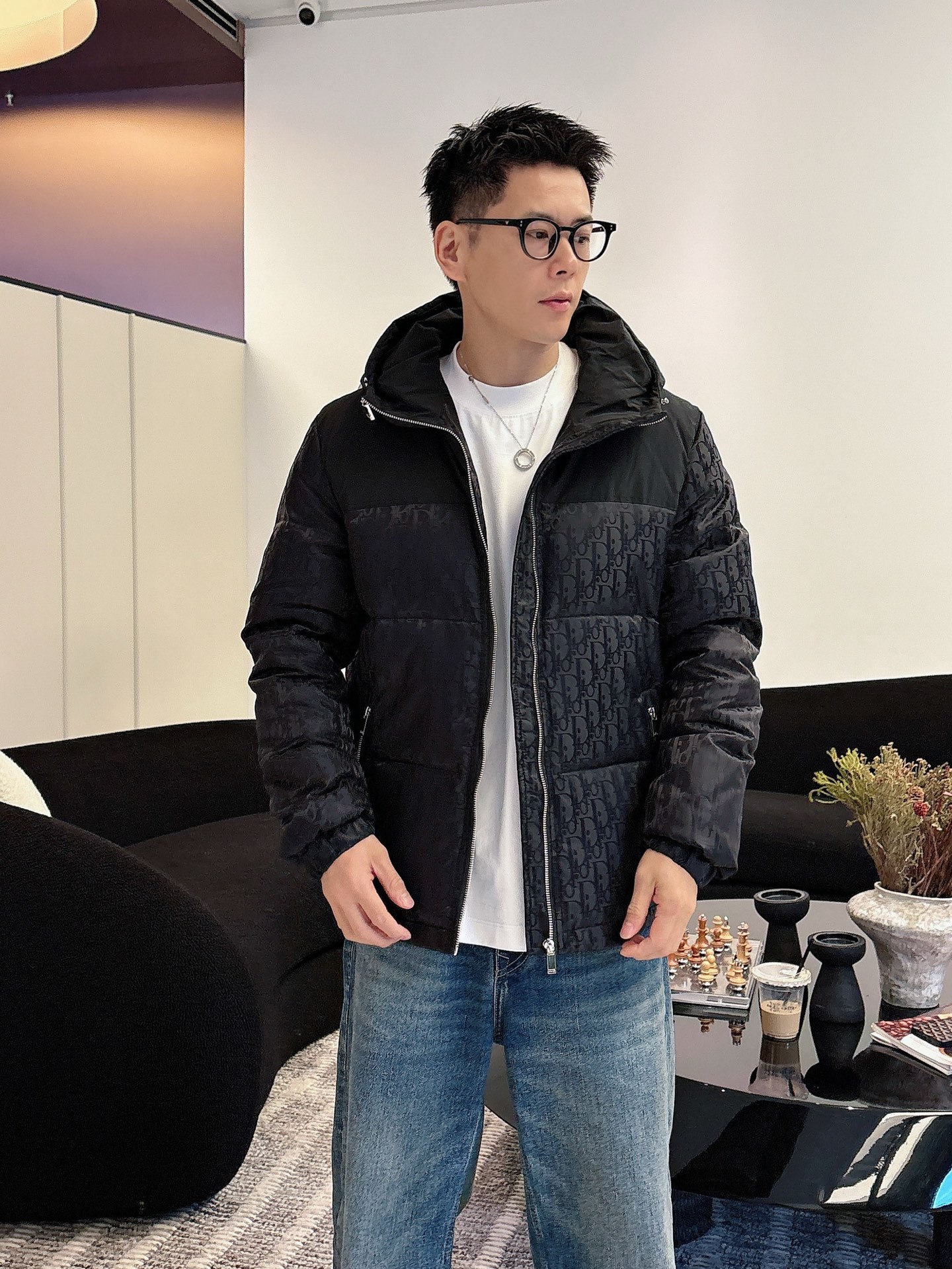 迪奥 官网款2025秋冬新款羽绒服。这款号称羽绒服届最高端的，全部90绒的三标齐全带着经典的Logo组合