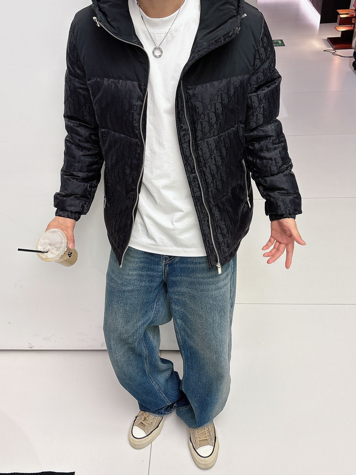 迪奥 官网款2025秋冬新款羽绒服。这款号称羽绒服届最高端的，全部90绒的三标齐全带着经典的Logo组合