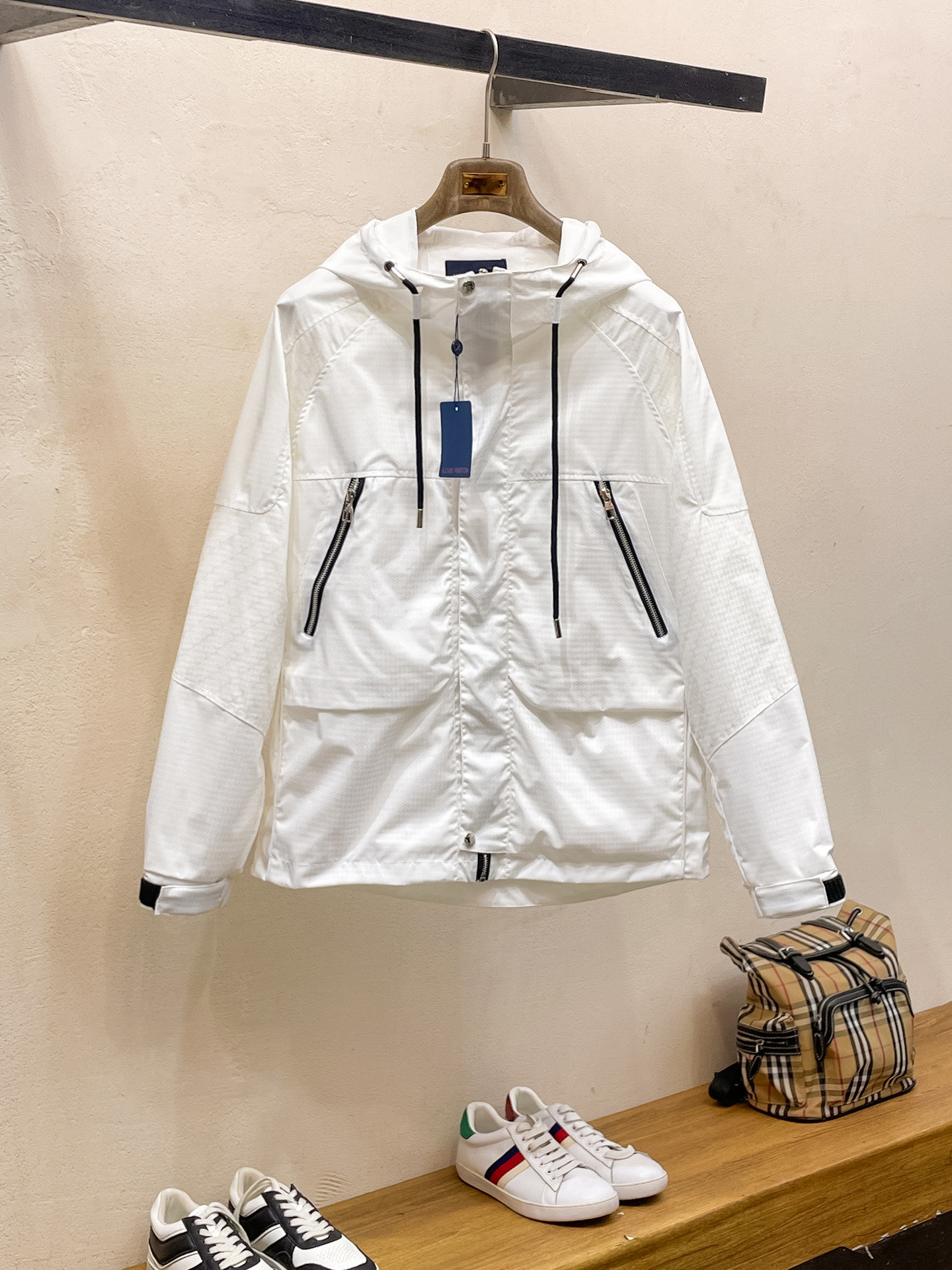 NO:746953,Same style as LV official website, complete with three labels, sold in advance. 2026 new spring men's jackets, complete with three labels, high-end version. Custom-made fabrics at the counter. Highly breathable and comfortable, impeccable details, brand element design concept, reflecting high quality. Delicate and soft feel. Casual tailoring, awesome upper body size. M～3XL, Louis Vuitton, jackets & coats, jackets & coats,19860909LV官网同款,三标齐全,提前发售 2026春季新款男士夹克外套,原单三标齐全高端版本 专柜定制面料 透气舒适度高,细节无可挑剔,品牌元素设计理念,体现高品质.手感细腻柔软 呈现休闲裁剪,上身版型超赞 码数M～3XL,,louis vuitton,jackets & coats,jackets & coats,,Men's clothing