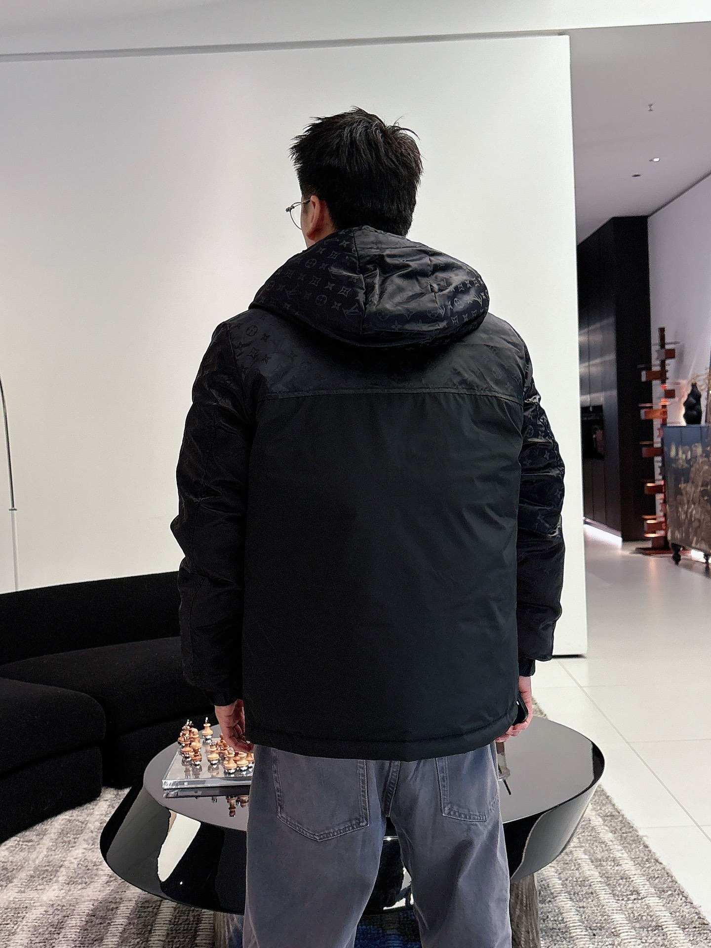 LV 官网款2025秋冬新款羽绒服。这款号称羽绒服届最高端的，全部90绒的三标齐全带着经典的Logo组合