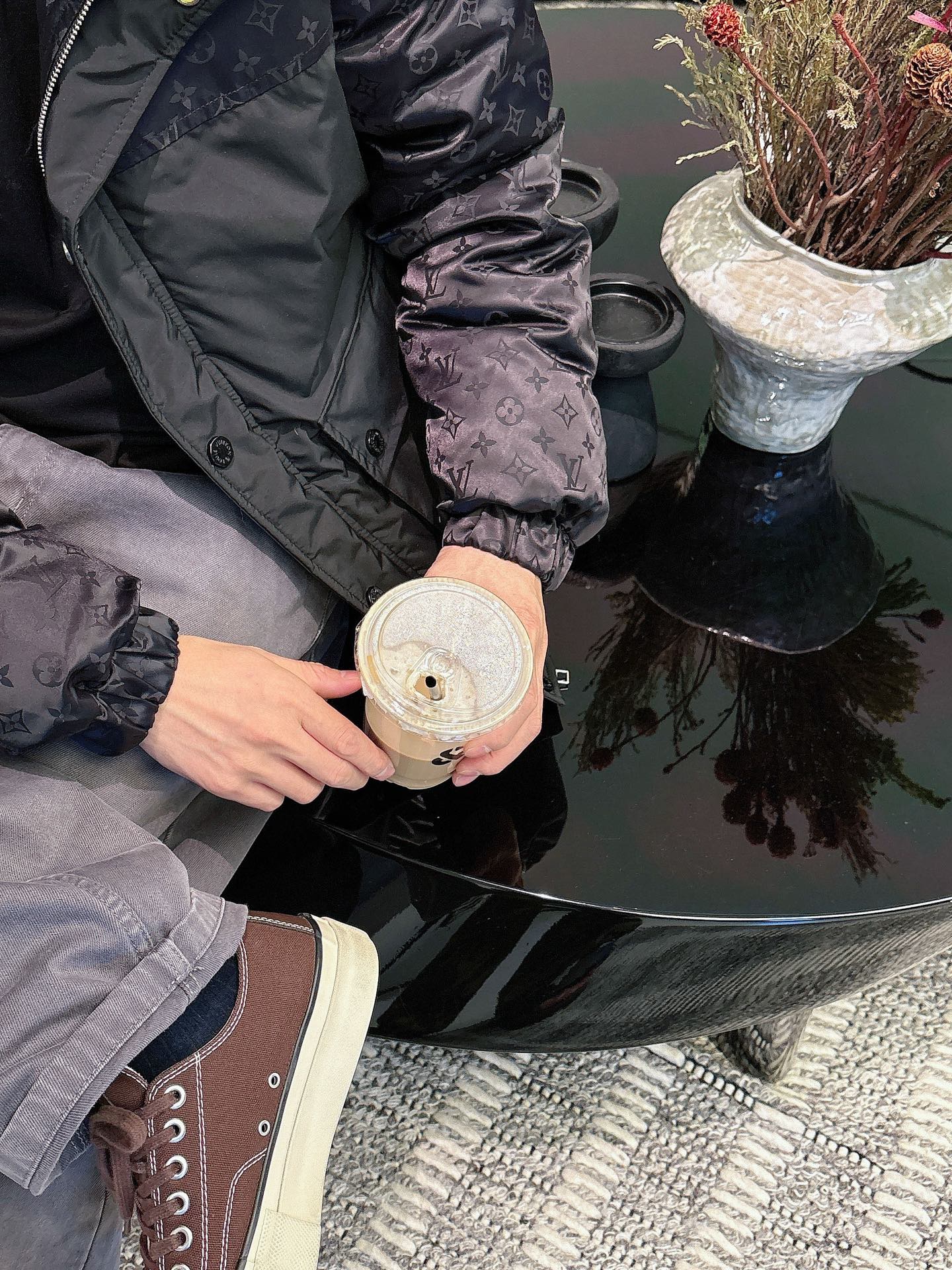 LV 官网款2025秋冬新款羽绒服。这款号称羽绒服届最高端的，全部90绒的三标齐全带着经典的Logo组合