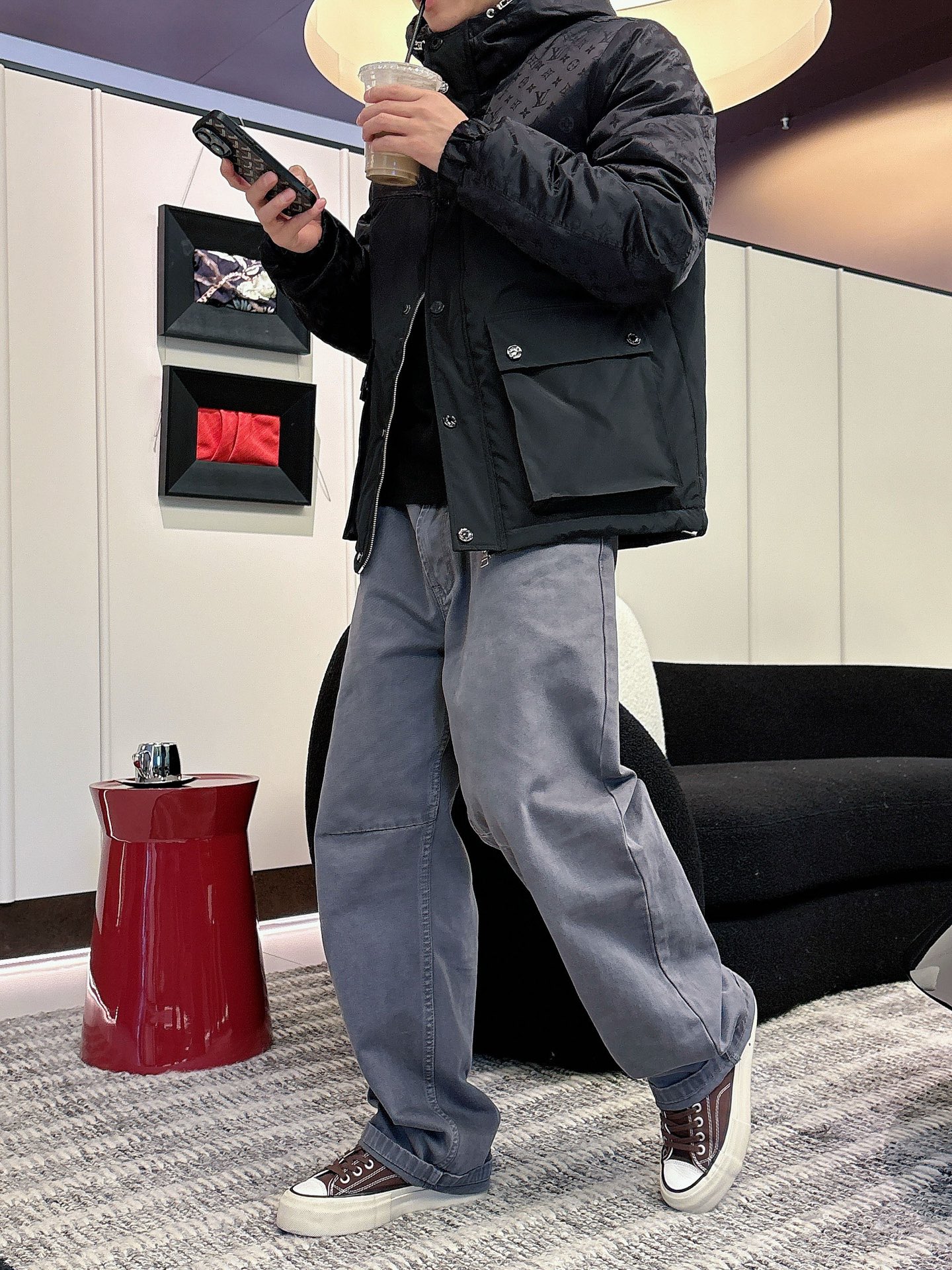 LV 官网款2025秋冬新款羽绒服。这款号称羽绒服届最高端的，全部90绒的三标齐全带着经典的Logo组合