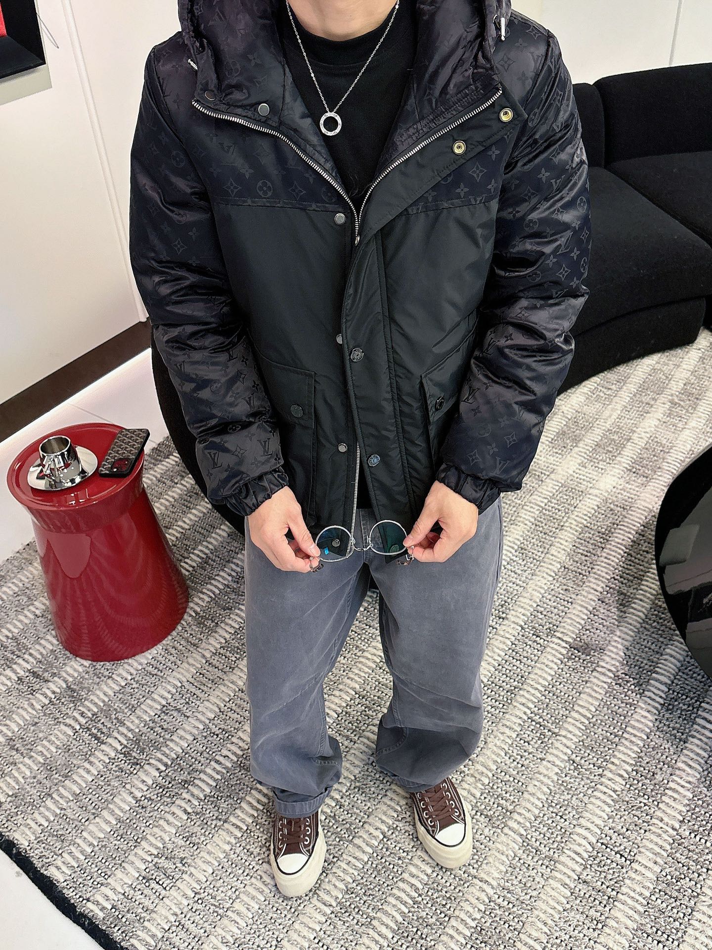 LV 官网款2025秋冬新款羽绒服。这款号称羽绒服届最高端的，全部90绒的三标齐全带着经典的Logo组合