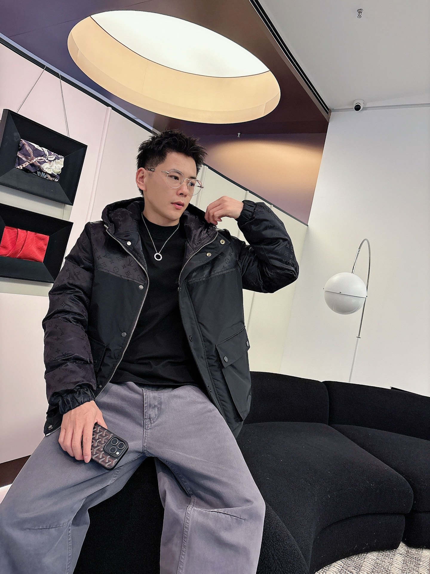 LV 官网款2025秋冬新款羽绒服。这款号称羽绒服届最高端的，全部90绒的三标齐全带着经典的Logo组合