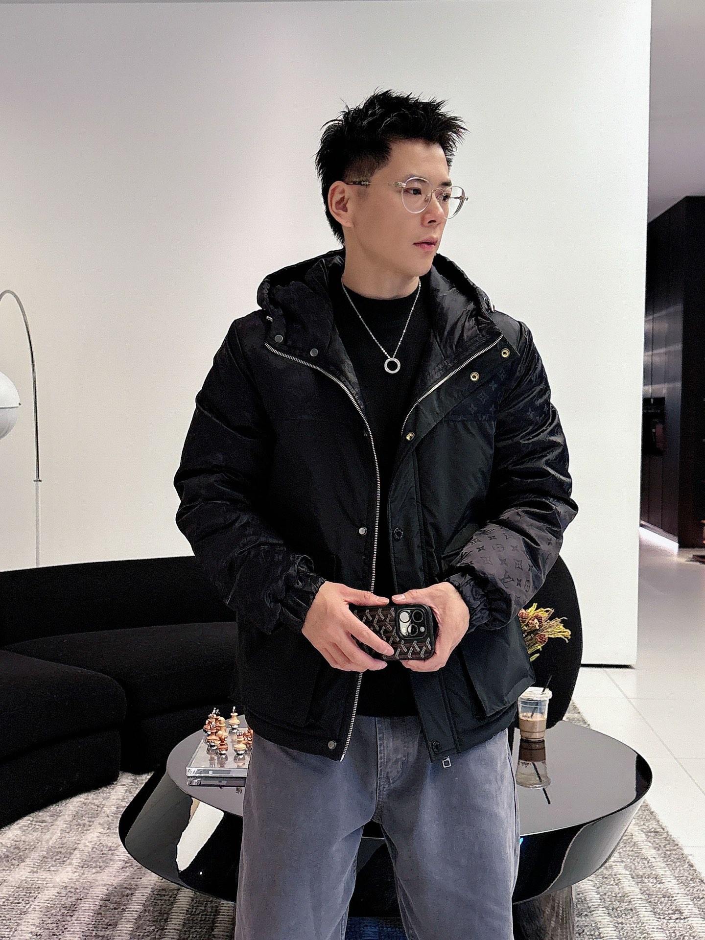 LV 官网款2025秋冬新款羽绒服。这款号称羽绒服届最高端的，全部90绒的三标齐全带着经典的Logo组合