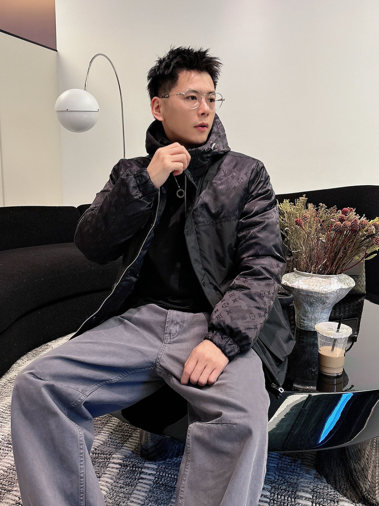 LV 官网款2025秋冬新款羽绒服。这款号称羽绒服届最高端的，全部90绒的三标齐全带着经典的Logo组合