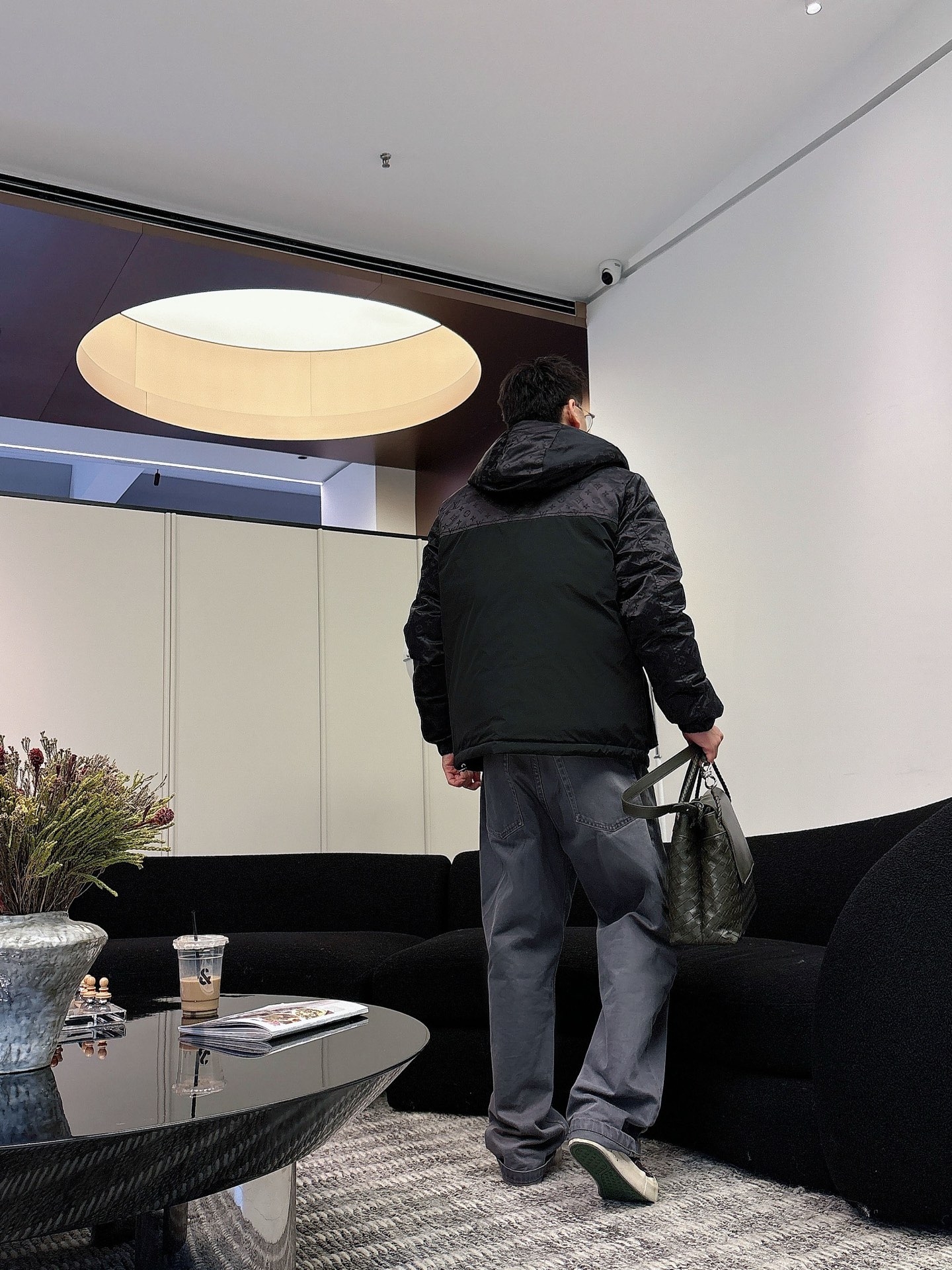 LV 官网款2025秋冬新款羽绒服。这款号称羽绒服届最高端的，全部90绒的三标齐全带着经典的Logo组合