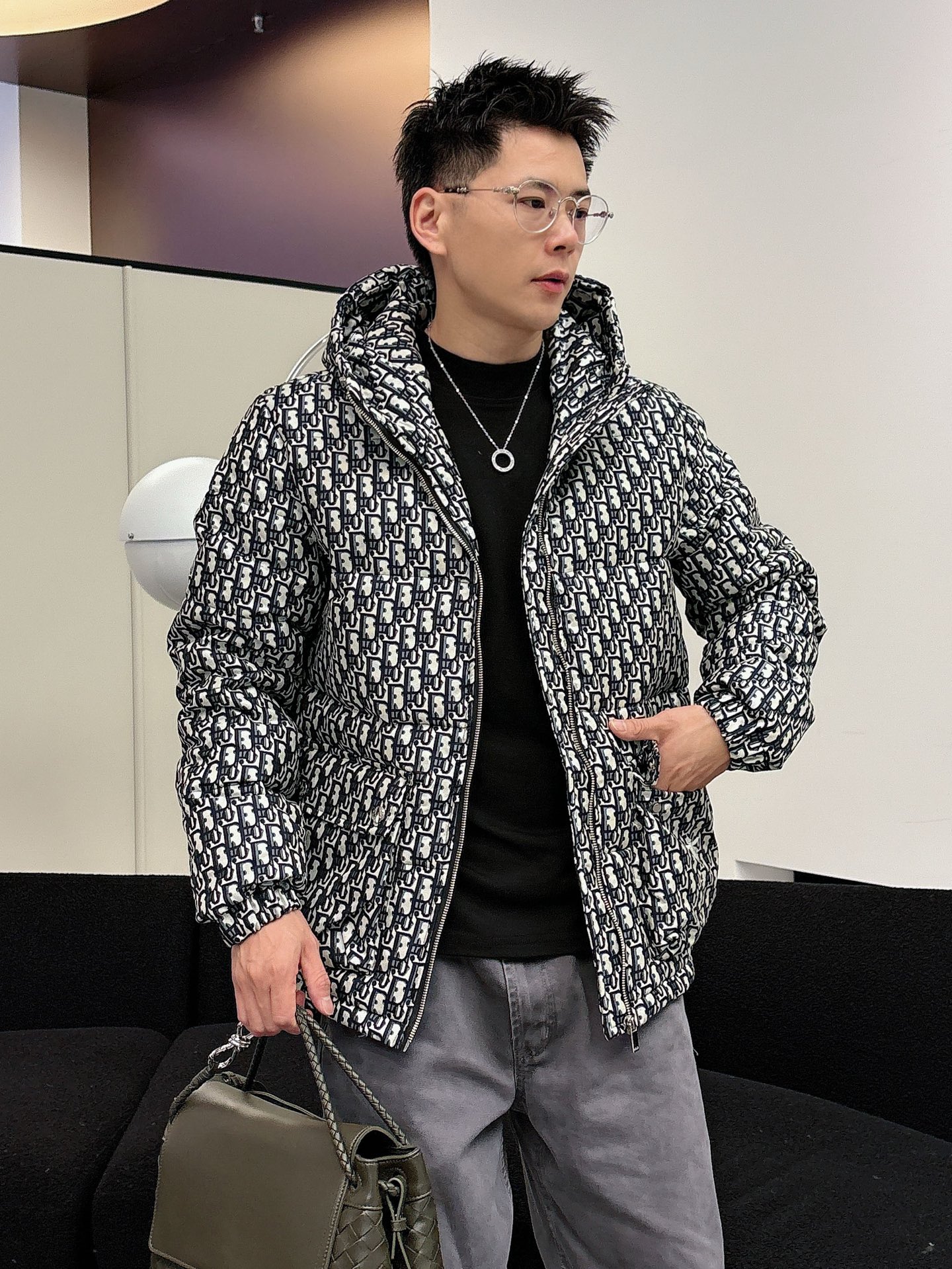 迪奥 官网款2025秋冬新款羽绒服。这款号称羽绒服届最高端的，全部90绒的三标齐全带着经典的Logo组合