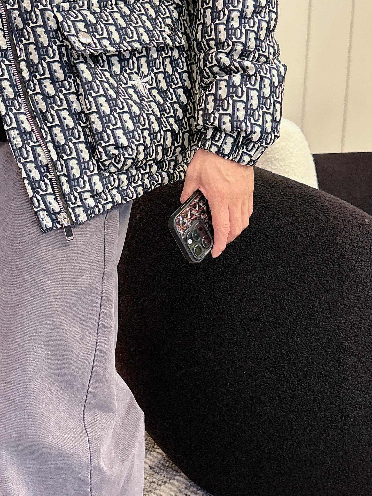 迪奥 官网款2025秋冬新款羽绒服。这款号称羽绒服届最高端的，全部90绒的三标齐全带着经典的Logo组合