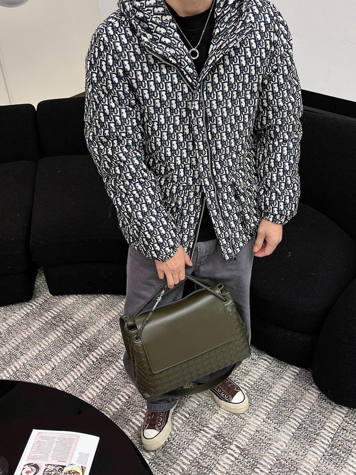 迪奥 官网款2025秋冬新款羽绒服。这款号称羽绒服届最高端的，全部90绒的三标齐全带着经典的Logo组合