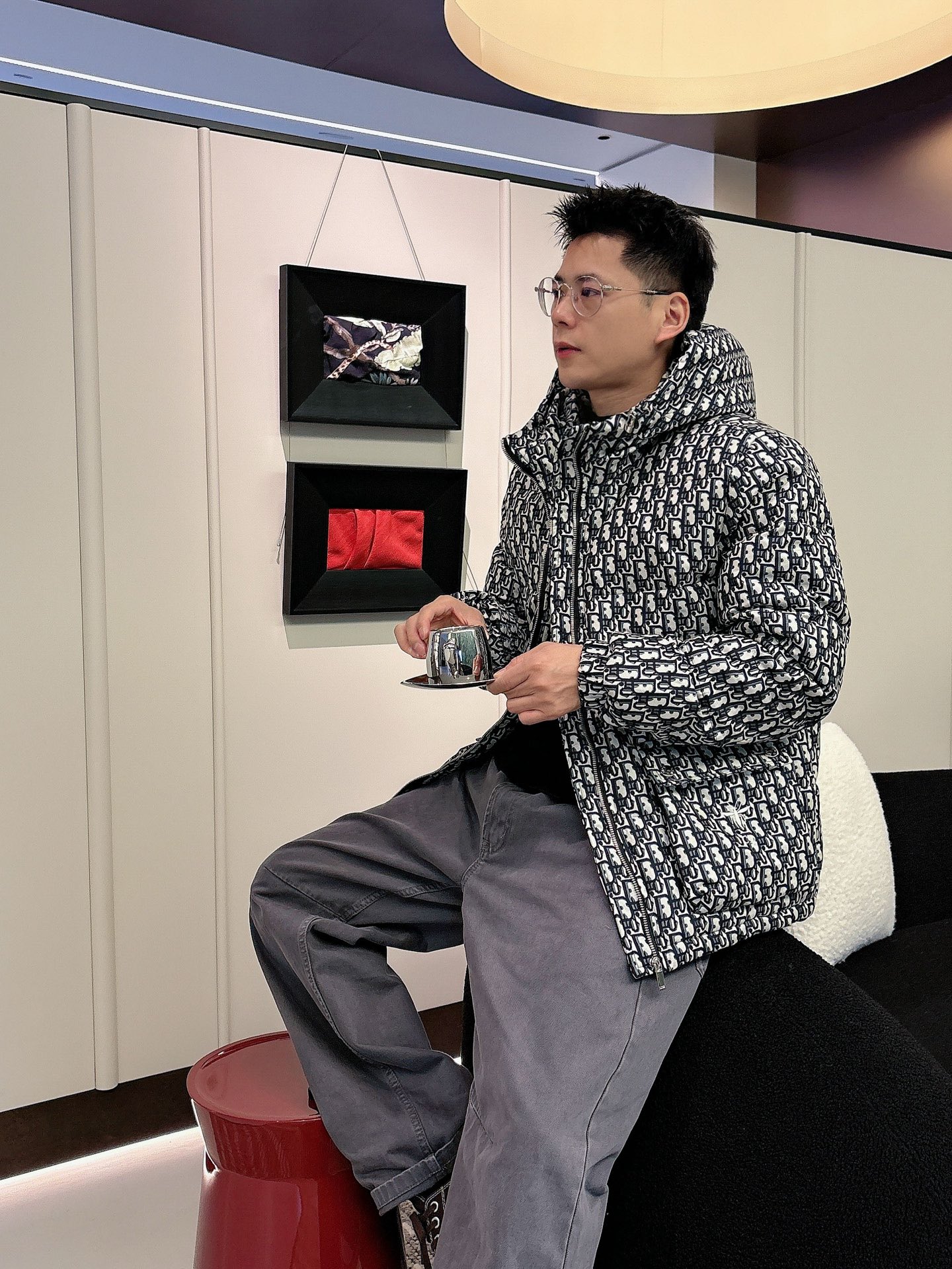 迪奥 官网款2025秋冬新款羽绒服。这款号称羽绒服届最高端的，全部90绒的三标齐全带着经典的Logo组合