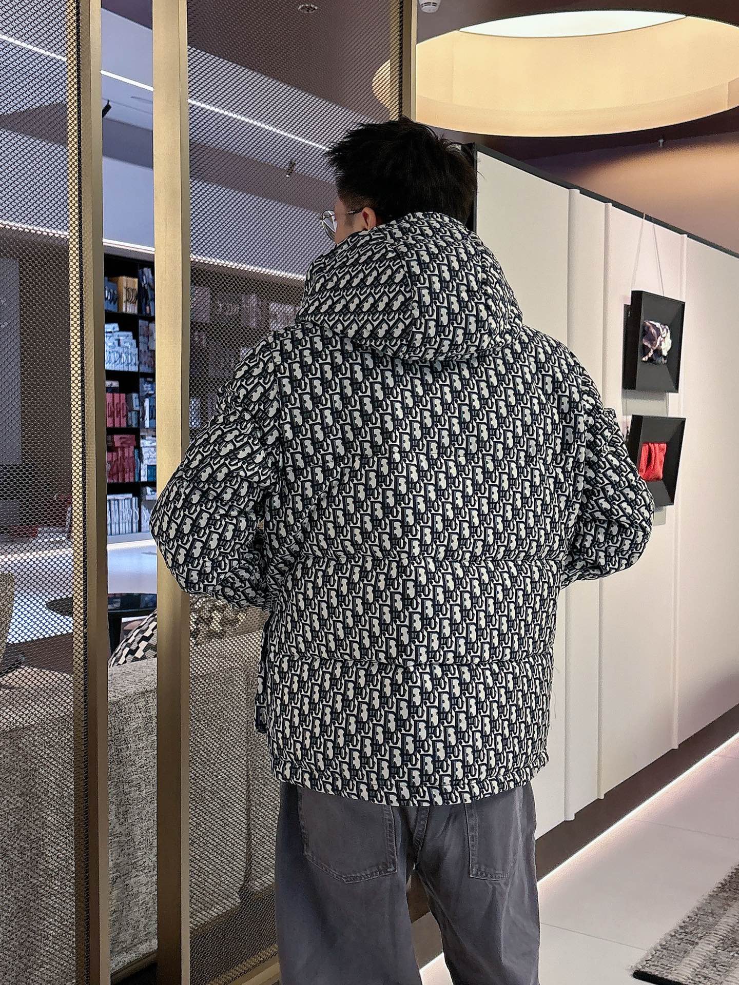 迪奥 官网款2025秋冬新款羽绒服。这款号称羽绒服届最高端的，全部90绒的三标齐全带着经典的Logo组合