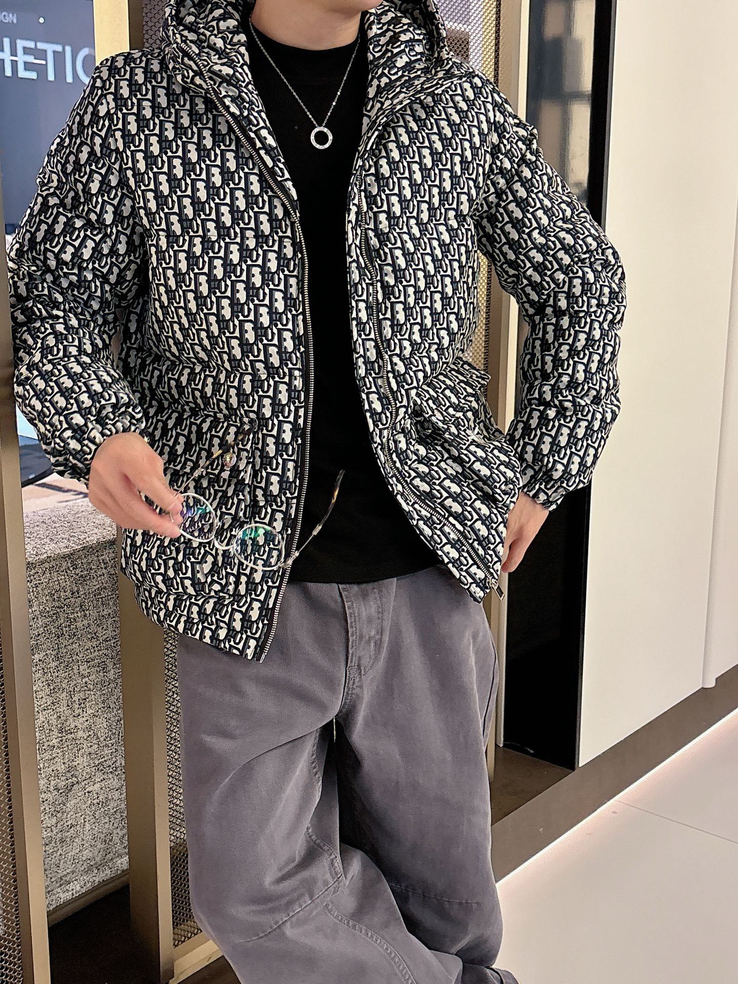 迪奥 官网款2025秋冬新款羽绒服。这款号称羽绒服届最高端的，全部90绒的三标齐全带着经典的Logo组合