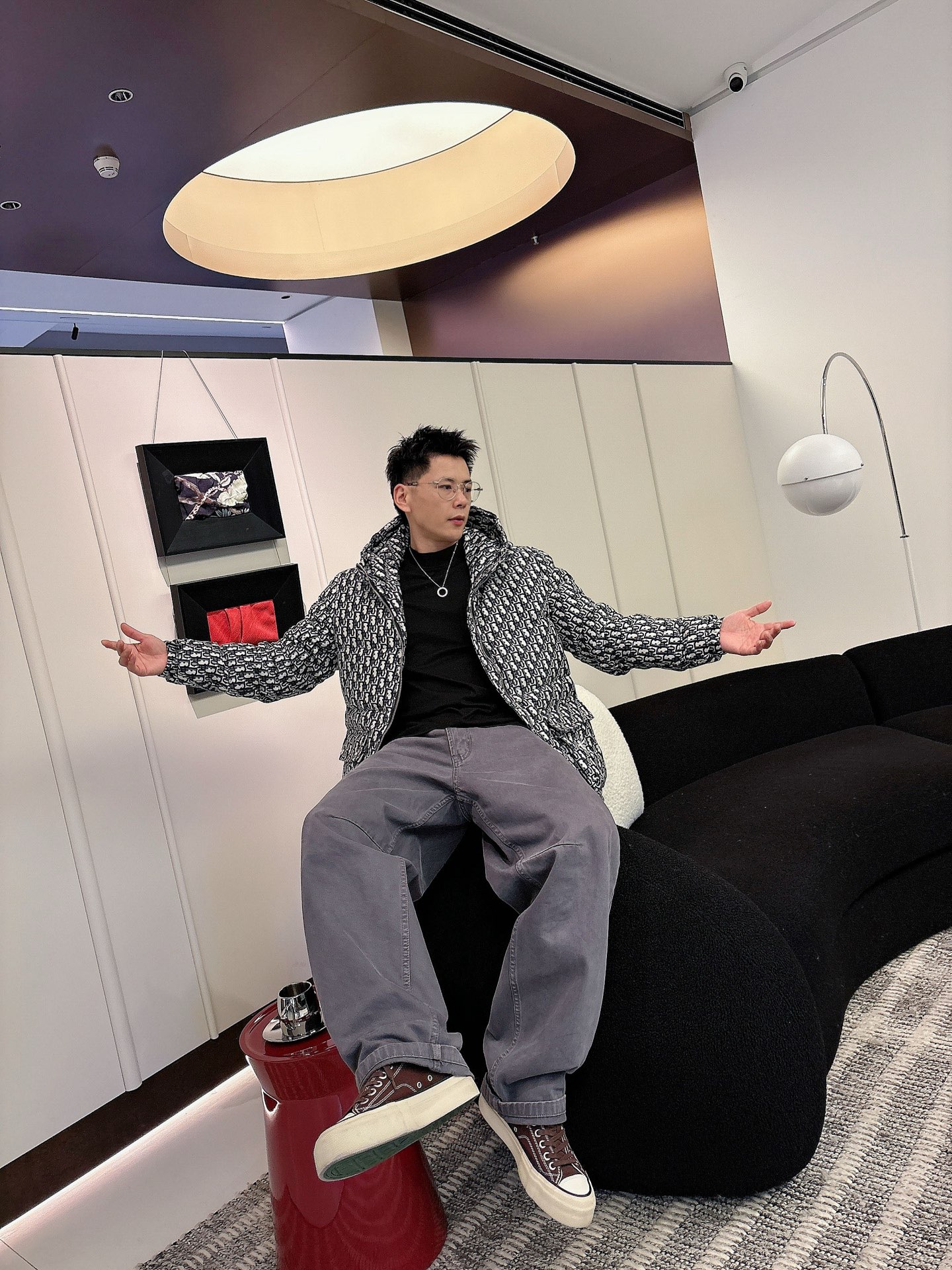 迪奥 官网款2025秋冬新款羽绒服。这款号称羽绒服届最高端的，全部90绒的三标齐全带着经典的Logo组合